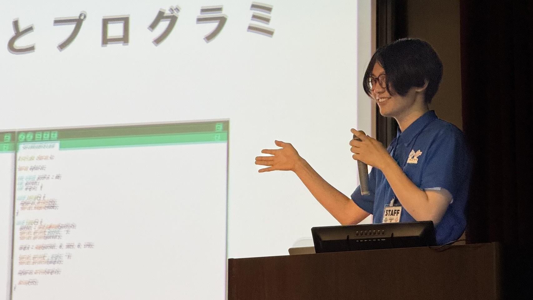 alt="オンラインレッスンを担当しているミラプロスタッフ"