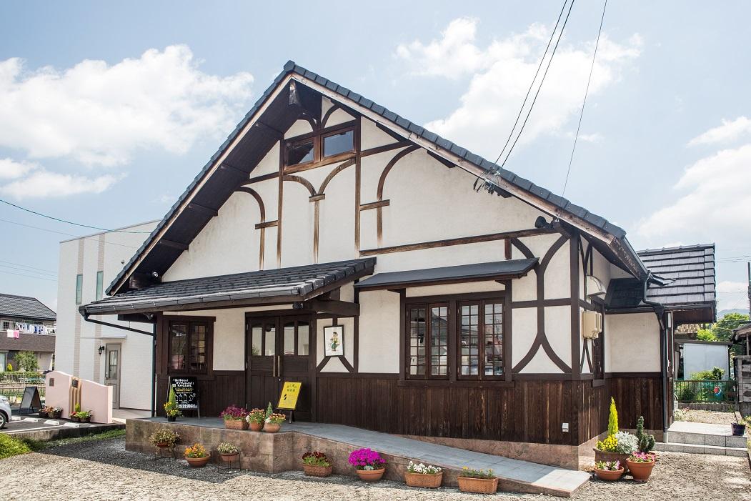 【岐阜 名古屋 外反母趾の足に合う靴専門店 上級シューフィッター 自分の足に合った靴オーダーメイド 足を測ってくれる店舗【岐阜・名古屋で足の悩みをシューフィッターが解決!足に合った靴とインソールをオーダーメイド】 岐阜・名古屋で足の悩みを抱えている方、シューフィッターのいる店をお探しの方は、足に優しい靴と中敷き(インソール、オーダーインソール)をご提案する「シューフィッターのいる店 三喜屋靴店」へご相談ください。当店では、足の痛みや疲れ、腰痛、巻き爪、外反母趾やモートン病などの足のトラブルを抱える方のために、足の形やサイズを測定し、一人ひとりに合った靴と中敷きをご提案しています。また、看護師や介護士などの職業用靴、ナースシューズや安全靴、長靴。ウォーキングシューズ、革靴、フォーマル靴、冠婚葬祭用靴、メンズ ビジネスシューズ、レディース セミオーダー靴、サンダルやパンプスなどのファッション性の高い靴も取り揃えております。足の痛みや外反母趾、巻き爪、モートン病、腰痛など、足や関連疾患に関する専門知識を持つシューフィッターがお客様の足に合った最適で足に優しい靴やサンダルをご提案いたします。足を測定し、足に合う中敷き(インソール、オーダーインソール)を作成することで、足の体重のバランスを支え、姿勢改善、歩行を楽にします。快適で健康的な足への第一歩を踏み出しましょう。足の悩みでお困りの方は、ぜひ一度シューフィッターのいる店、岐阜県の三喜屋靴店にご来店ください。ドイツで作られた足に優しい、健康にいい靴を取り揃えています。愛知、名古屋市からお越しの方は、瑞浪駅までお迎えに上がります。お気軽にお声掛けください。 取り扱い品目:足に優しい靴ドイツ靴、足に合う靴、パンプス、セミオーダー靴、メンズ ビジネス靴、オーダーシューズ、ウォーキングシューズ、ナースシューズ、介護士用靴、オーダーインソール、サンダル。岐阜 靴屋 岐阜県瑞浪市 上級シューフィッターが二名いる店 足と靴の相談室 三喜屋靴店 外観