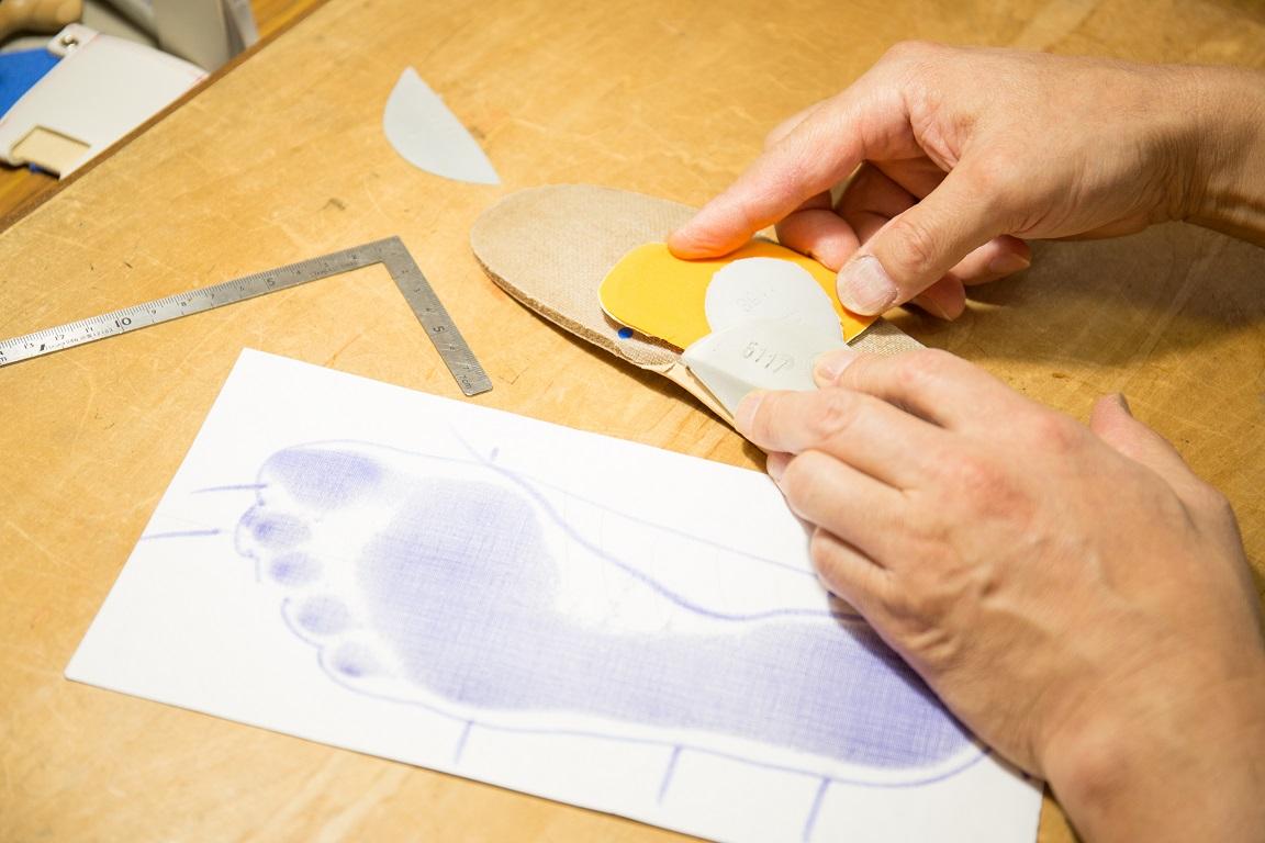 外反母趾やモートン病の方は、市販のインソールが合わないことがあります。 その場合、三喜屋ではあなたの足に合わせたフルオーダーインソールをお作りできます。 靴とインソールは、家で言えば「壁と屋根」「土台」のような関係。 どちらが欠けても、快適な歩行は完成しません。 二つがぴったり合ってこそ、「痛みを忘れる」履き心地が生まれます。三喜屋では、靴とインソールの両方からあなたの足をサポート。 外反母趾・モートン病などのお悩みに合わせたオーダーインソールをご提案し、 購入後も微調整で快適さを長く維持します。。岐阜 名古屋 レディース 足悩み 靴のことなら 足と靴 モートン病に良い靴 外反母趾用靴の専門店、オーダーメイド靴をシューフィッターのいる靴屋に靴選びの相談 外反母趾 靴のオーダーメイド モートン病の靴やオーダーインソール(中敷き)と自分の足に合ったオーダーメイド 靴で、外反母趾やモートン病の痛みを解消しましょう! 外反母趾の治し方を知りたい方はご相談ください。岐阜、愛知、名古屋市の皆様、足と靴 外反母趾の靴専門店、シューフィッターのいる店 外反母趾用のオーダーインソール(中敷き)と自分の足に合ったオーダーメイド 靴で、外反母趾やモートン病の痛みを解消しましょう!レディース革靴、スニーカー、パンプス、サンダルなど取り揃えています。 外反母趾の靴専門店 三喜屋では、岐阜県瑞浪市、名古屋市から電車で40分の場所に店舗を構える、足と靴、外反母趾の専門店です。当店では、外反母趾やモートン病でお悩みの方に、足の計測とカウンセリングをした上で、外反母趾で足が痛い人にご自分の足に合った靴、セミオーダーの靴、オーダーインソール(中敷き)を提供しています。靴は外反母趾の角度に応じで加工調整します。あなた専用の外反母趾用靴になります。オーダーインソールは、お客様一人ひとりの足型や歩き方に合わせて、足にぴったりとフィットするように作られます。整形外科で治療しても外反母趾橋がよくならない人や、治し方がわからない人はぜひ外反母趾専門の靴屋にご相談ください。外反母趾やモートン病、扁平足(偏平足)による痛みの原因を根本から改善し、足の負担を軽減し、快適な歩行をサポートすることができます。外反母趾やモートン病、扁平足(偏平足)で足が痛い方は、我慢しないでご相談ください。 シューフィッターのいる店 足と靴と外反母趾、扁平足の専門店 三喜屋靴店のオーダーインソール(中敷き)の特徴は、以下のとおりです。 外反母趾、偏平足やモートン病の痛みを改善したとの声を多数いただいています。 足にぴったりとフィットするため、足が痛いというストレス、悩みから解消されます。外反母趾や外反母趾の治し方、モートン病の原因をご説明したうえで正しい靴の選び方と履き方をお話しします。 長時間履いても疲れにくいため、快適な歩行をサポートします。 外反母趾、偏平足(扁平足)やモートン病でお悩みの方は、ぜひシューフィッターのいる店 足と靴の専門店 外反母趾専門店にご相談ください。 外反母趾対応の三喜屋靴店では、足の専門家であるシューフィッターの資格を持つスタッフが、お客様一人ひとりの足に合ったオーダーインソール(中敷き)と外反母趾のオーダーメイド靴を作成いたします。愛知県名古屋市港区からも多くお越しいただいています。外反母趾でパンプスを履くと足が痛い方にも足に合ったパンプスを外反母趾専用のオーダーメイド、セミオーダーすることで喜んでいただいています。レディスパンプス(革靴)をオーダーメイド、セミオーダーする際もシューフィッターが足を立体的に計測し足に合うようレディス パンプス(革靴)を調整加工しますので足が痛くなく履けます。おすすめです。 外反母趾の人は扁平足、アーチが低くくなっている人も多いです。扁平足になると足の裏が痛いという症状が出ます。その際には足裏に合わせたオーダーインソールとオーダーメイドの靴が有効です。扁平足はインソールで体重のバランスを整えることで痛みを軽減でるのでおすすめです。 リウマチで外反母趾が痛い人もいます。リウマチの痛みの軽減には、治療とともに自分の足に合った靴とオーダーインソール(中敷き)が有効です。リウマチによる外反母趾の痛みを軽減し、楽に歩ける靴とインソール(中敷き)をご提案します。リウマチで外反母趾、偏平足(扁平足)アーチがいくく足が痛いと悩んでいる方もお気軽にシューフィッターのいる店 足と靴の専門店 三喜屋靴店へご相談ください。自分の足に合ったぴったりの靴をおすすめします。レディスオーダーメイド、革靴、スニーカー、パンプス、サンダルなど各種取り揃えています。外反母趾やモートン病の痛みから解放され、快適な歩行を取り戻しましょう。シューフィッターのいる店 足と靴の専門店 三喜屋靴店が心を込めてお手伝いいたします。名古屋市、愛知県、港区からお越しの方は、お電話下されば瑞浪駅までお迎えに上がります。岐阜市 靴屋 外反母趾が痛い。外反母趾が痛くない靴。ウォーキングシューズ スニーカー パンプス サンダル ブーツ 中敷き インソール レディース メンズ 岐阜県瑞浪市のシューフィッターが足を計測し外反母趾が痛くない靴をお見立てします。外反母趾を予防する靴、外反母趾の痛みを軽減できる靴を取揃えています。 タコ レディース 足底筋膜炎 魚の目 痛くない靴 幅広 内反小趾 アーチ 外反母趾でも歩ける靴 靴が合わない 治し方 歩くと痛い 足裏痛い 痛くないパンプス 運動靴