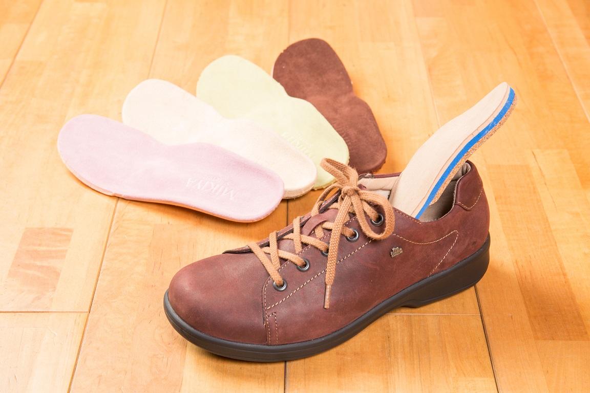 【岐阜・名古屋で外反母趾 靴 専門店 シューフィッターのいる店 足に合う靴とインソール】足に合った靴をオーダーメイド 自分に合う靴 岐阜・名古屋で足の悩みを抱えている方、シューフィッターのいる店をお探しの方は、足に優しい靴と中敷き(インソール、オーダーインソール)をご提案する「シューフィッターのいる店 三喜屋靴店」へご相談ください。当店では、足の痛みや疲れ、腰痛、巻き爪、外反母趾やモートン病などの足のトラブルを抱える方のために、足の形やサイズを測定し、一人ひとりに合った靴と中敷きをご提案しています。また、看護師や介護士などの職業用靴、ナースシューズや安全靴、長靴。ウォーキングシューズ、革靴、フォーマル靴、冠婚葬祭用靴、メンズ ビジネスシューズ、レディース セミオーダー靴、サンダルやパンプスなどのファッション性の高い靴も取り揃えております。足の痛みや外反母趾、巻き爪、モートン病、腰痛など、足や関連疾患に関する専門知識を持つシューフィッターがお客様の足に合った最適で足に優しい靴やサンダルをご提案いたします。足を測定し、足に合う中敷き(インソール、オーダーインソール)を作成することで、足の体重のバランスを支え、姿勢改善、歩行を楽にします。快適で健康的な足への第一歩を踏み出しましょう。足の悩みでお困りの方は、ぜひ一度シューフィッターのいる店、岐阜県の三喜屋靴店にご来店ください。ドイツで作られた足に優しい、健康にいい靴を取り揃えています。愛知、名古屋市からお越しの方は、瑞浪駅までお迎えに上がります。お気軽にお声掛けください。 取り扱い品目:足に優しい靴ドイツ靴、足に合う靴、パンプス、セミオーダー靴、メンズ ビジネス靴、オーダーシューズ、ウォーキングシューズ、ナースシューズ、介護士用靴、オーダーインソール、サンダル。足を計測します。外反母趾、タコ、魚の目、膝痛、腰痛の原因となっている足の状態を説明します。足に合った靴を目的に応じてお見立てします。