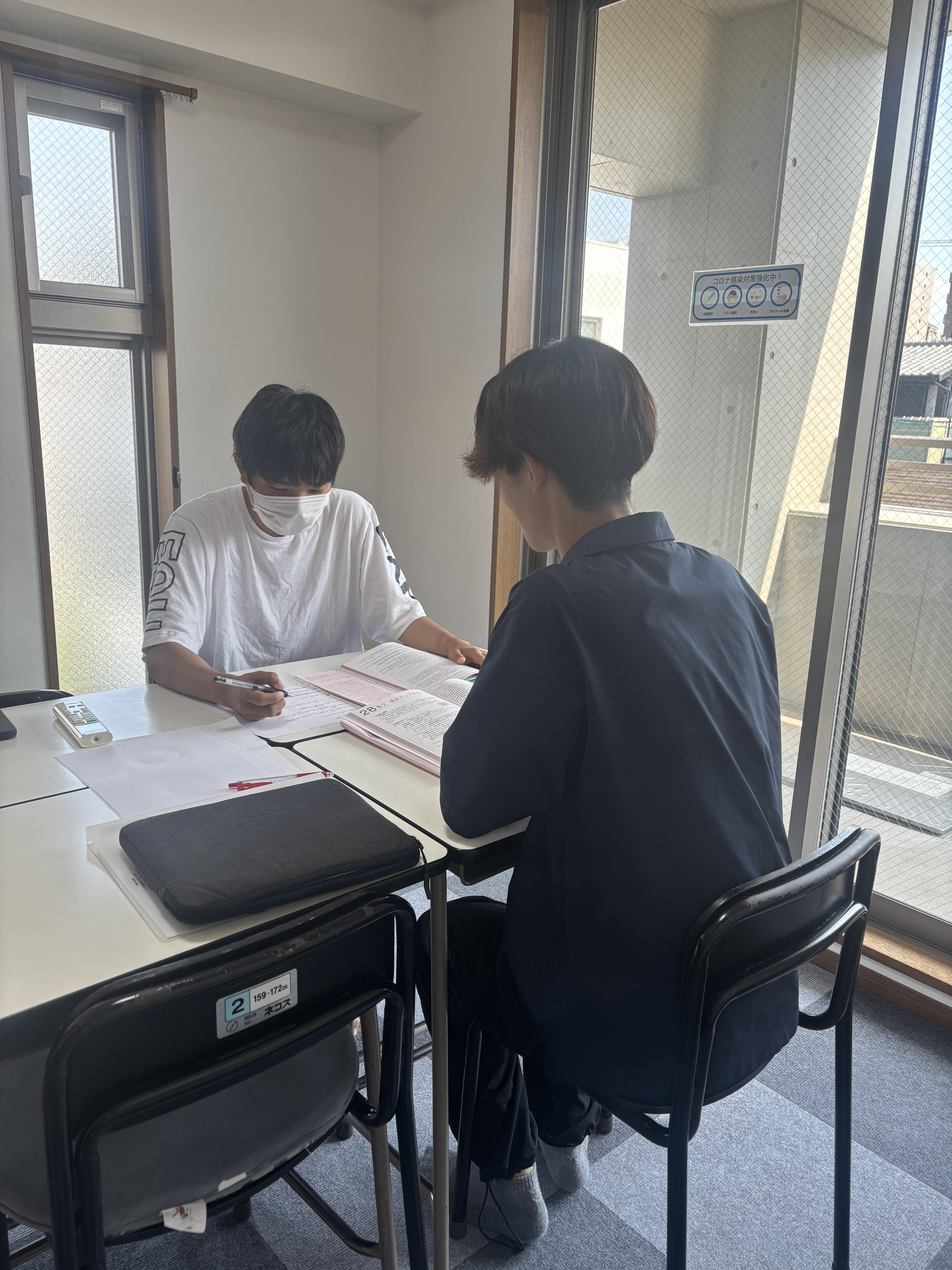 完全マンツーマンで授業をしている様子