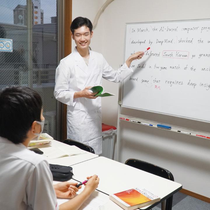 講師が生徒に寄り添って指導している様子