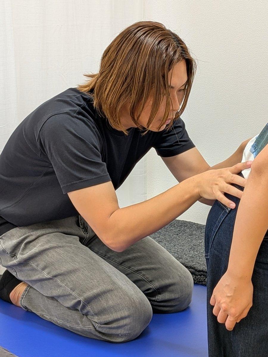 理学療法士が股関節まわりの状態を評価している様子｜Cause Reha FUKUOKA