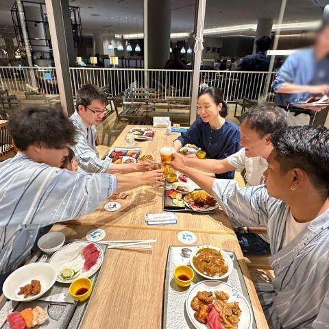 山田硝子商事スタッフが和気あいあいと食事をしている様子