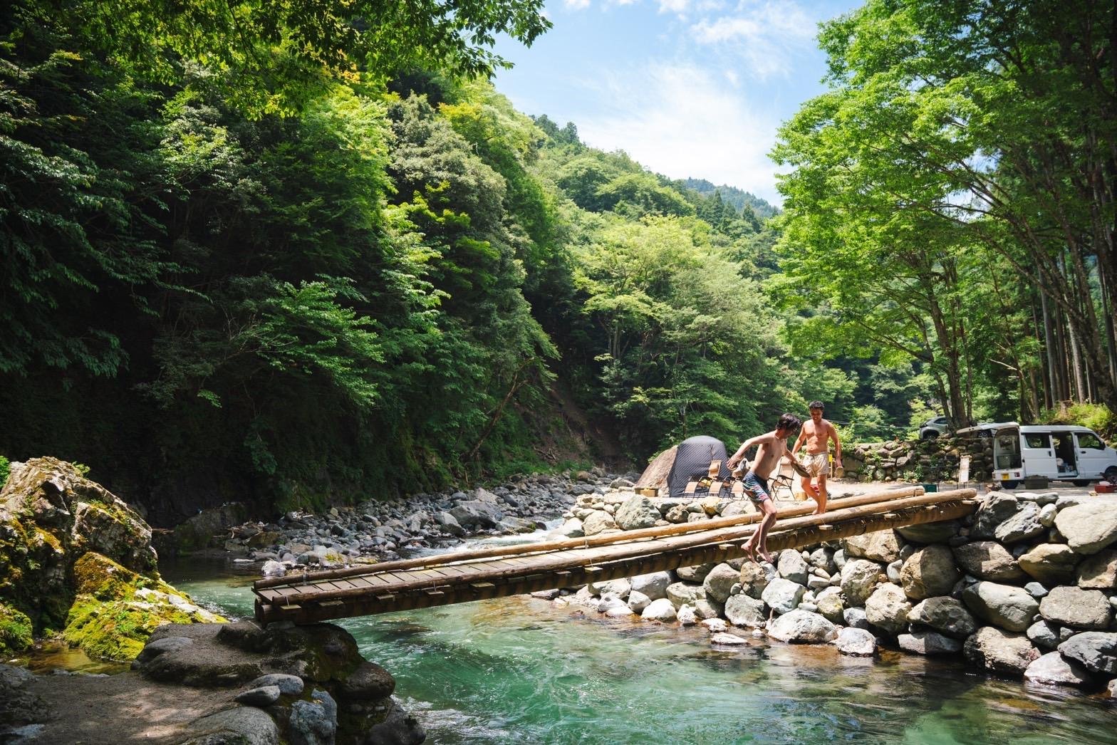テントサウナの後川に飛び込んでる様子