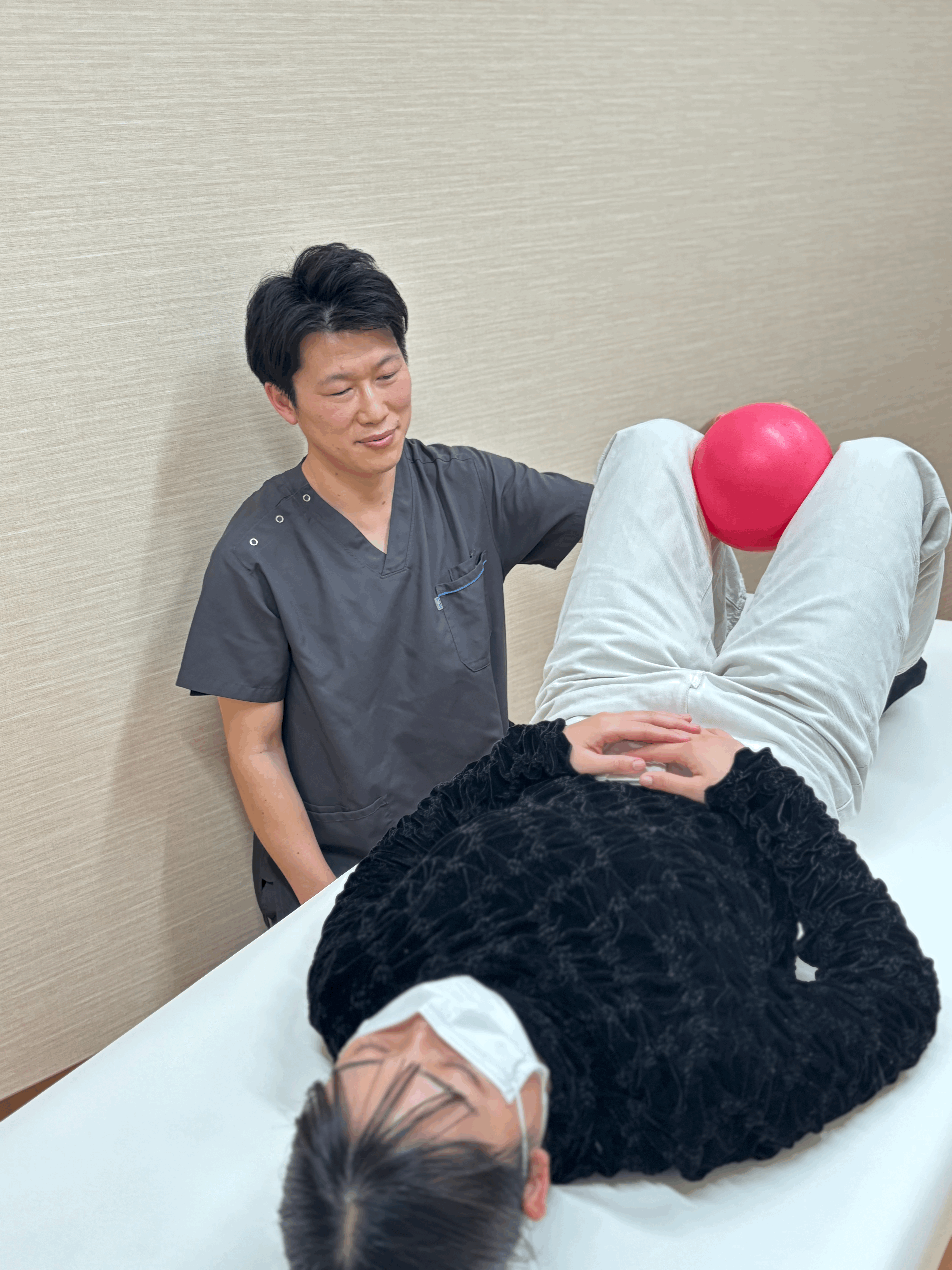 腰痛整体オーダーケアサロンVoiceで女性の腰痛患者に対して、セルフケアとして、体幹トレーニングを指導している。