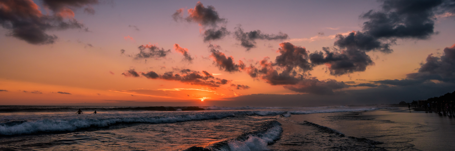 alt="日本海へ沈む夕日を眺めながら極上のととのいタイムを満喫できる、VUE TERADOMARIの完全プライベートサウナと露天風呂スペース"