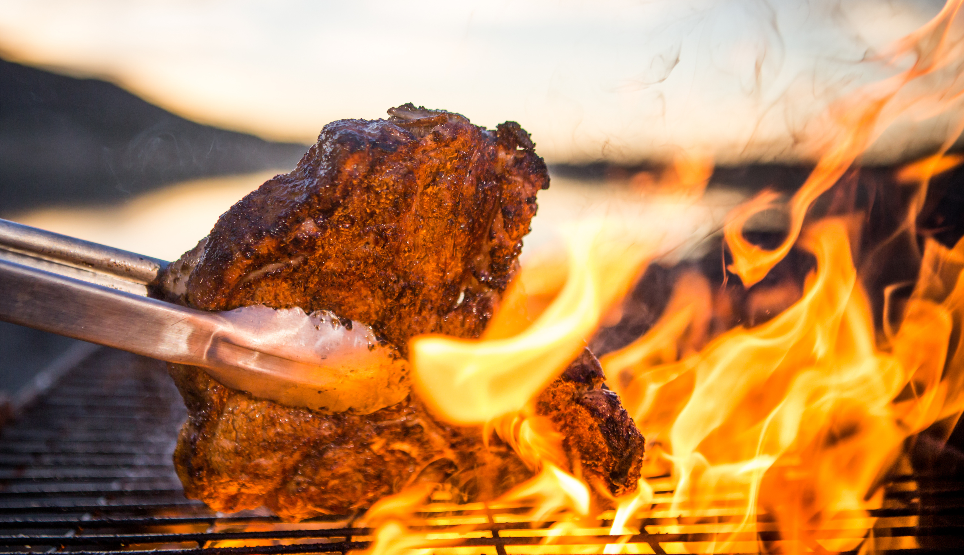 alt="寺泊直送の新鮮な海鮮BBQや囲炉裏での浜焼きを楽しめる全天候型スペース"