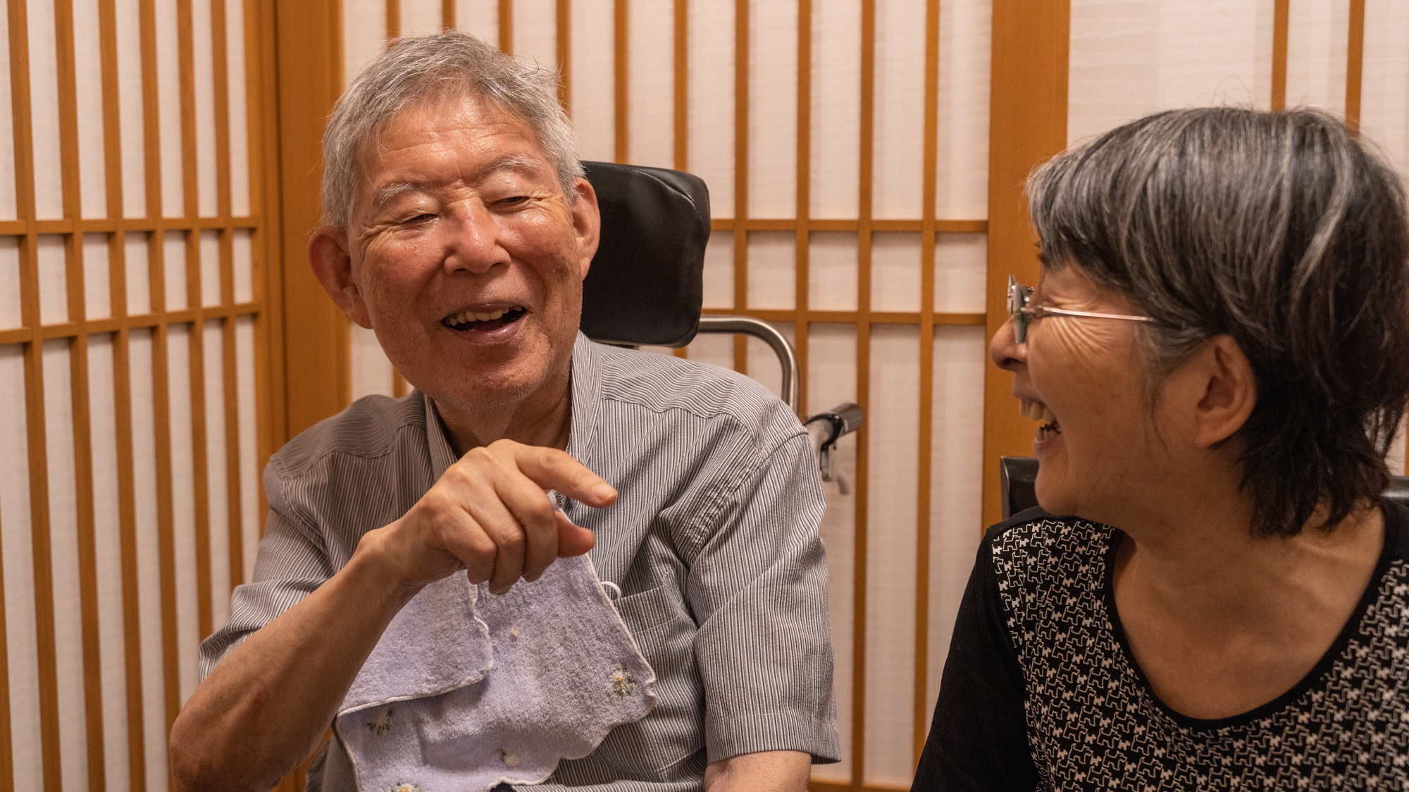 自宅に訪問し診療を行おうとしている歯科医師と助手