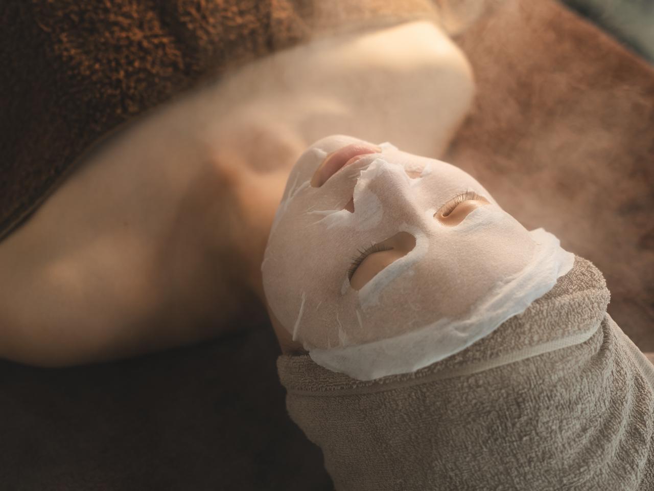 毛穴専用の特殊なパックをする女性