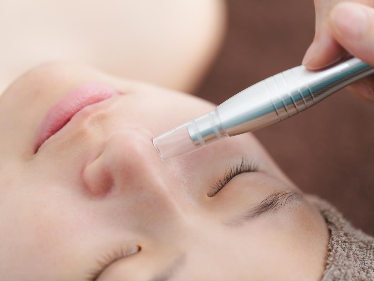 浮き上がってきた毛穴の汚れを優しく吸引される女性