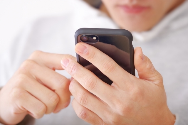 スマホを触る男性