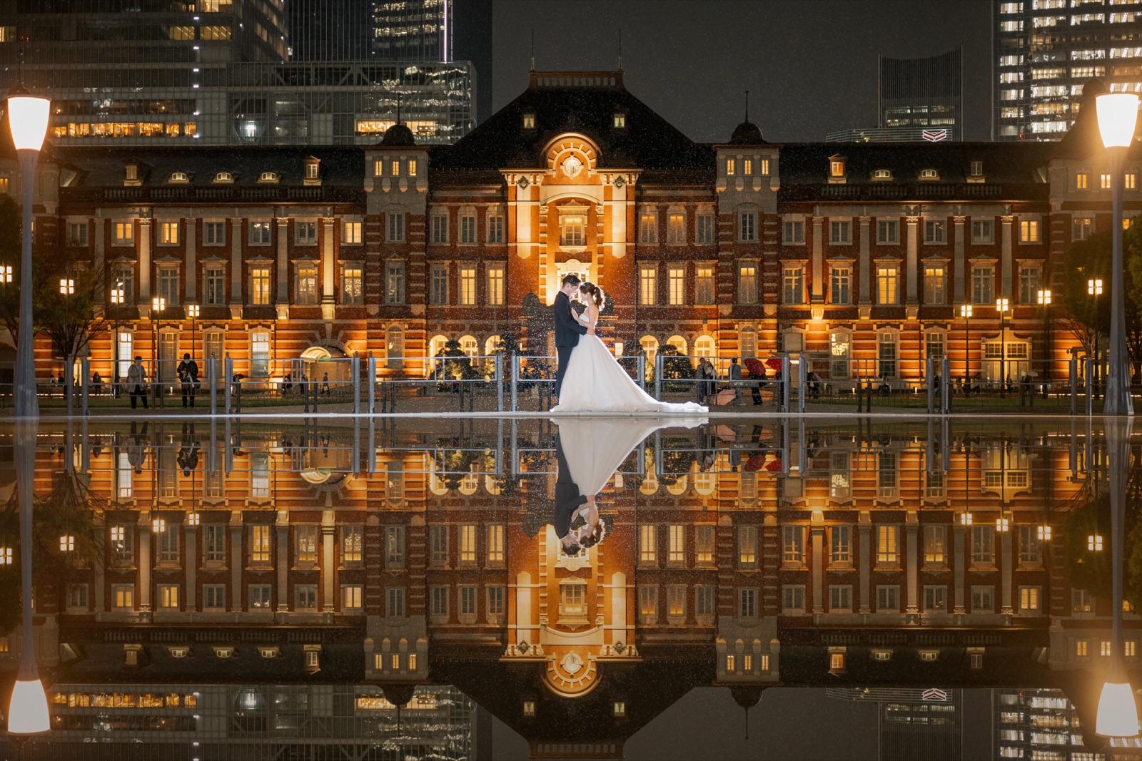 夜の東京駅と水面のリフレクション