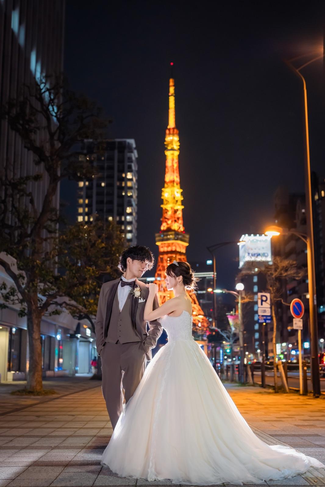 東京タワーを望む夜の街で
