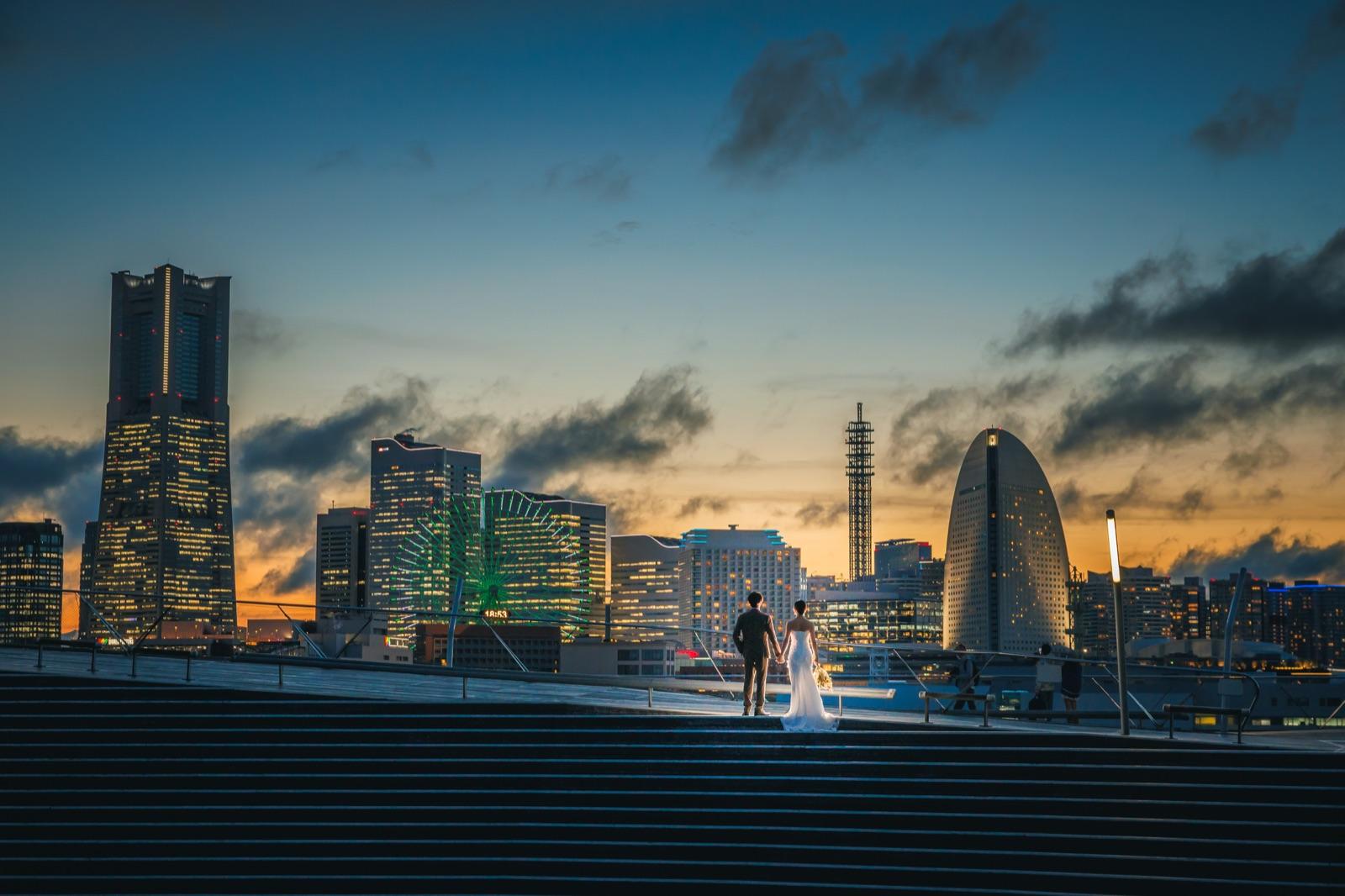 みなとみらいの夕景をバックに
