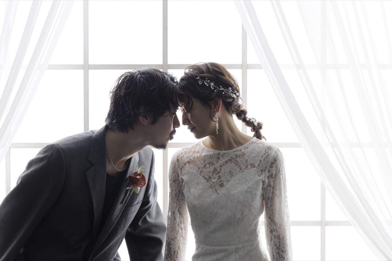 やわらかな光のスタジオで寄り添うふたり