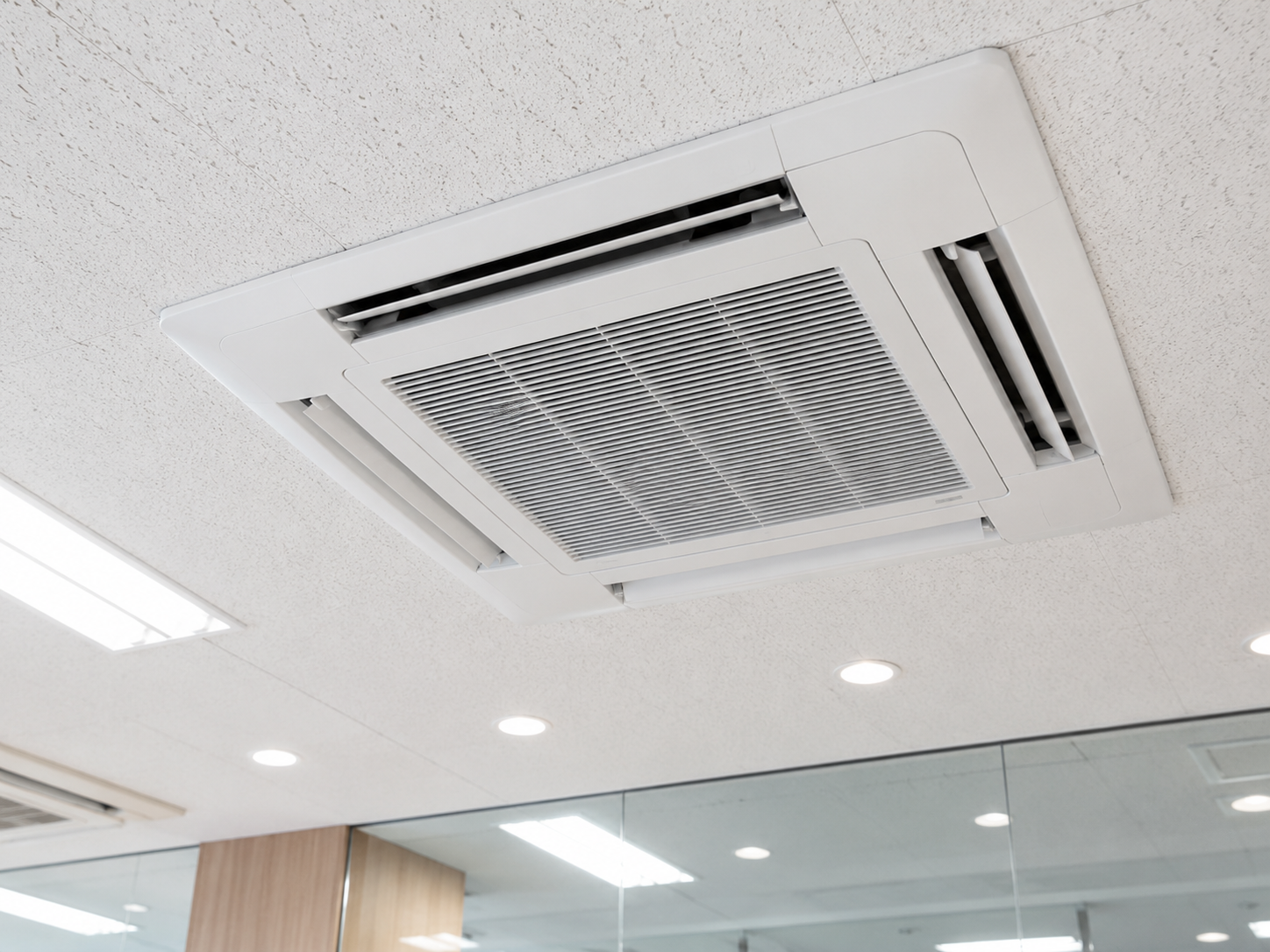 店舗や事務所向けの天井カセット式エアコンクリーニング