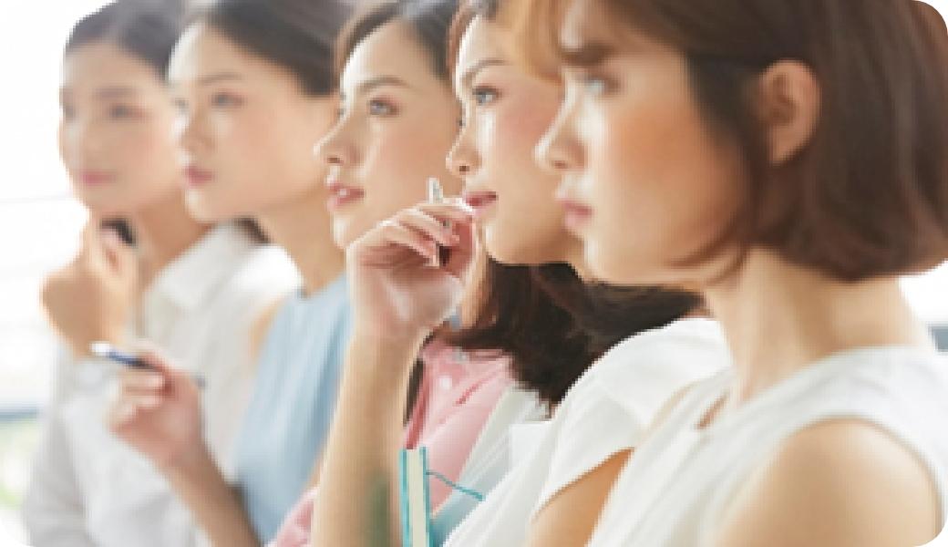 ペンを持つ女性数人