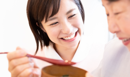 食事を介助するスタッフ