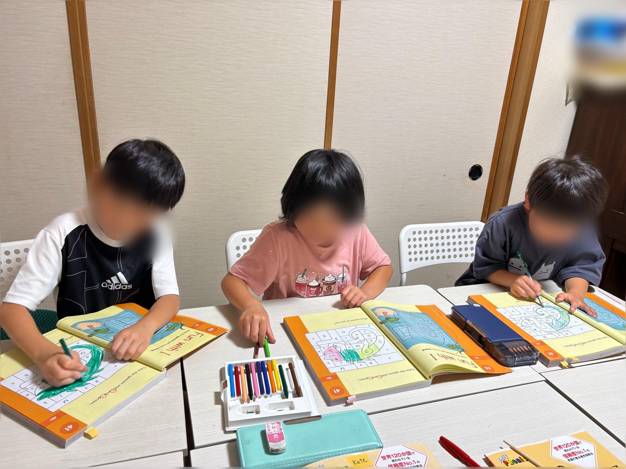 埼玉県深谷市の英語教室ハローケイトでレッスンを受ける子どもたち