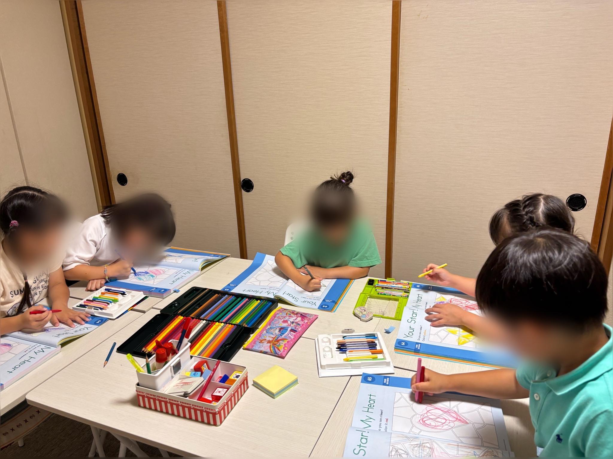 埼玉県深谷市の英語教室ハローケイトでレッスンを受ける子どもたち