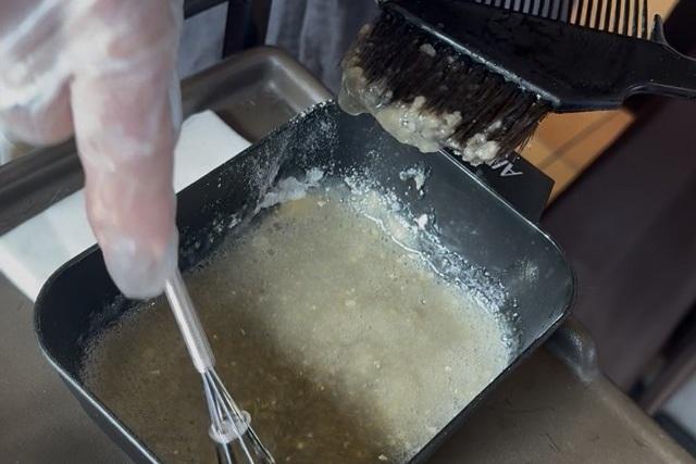 カラー剤を混ぜる人