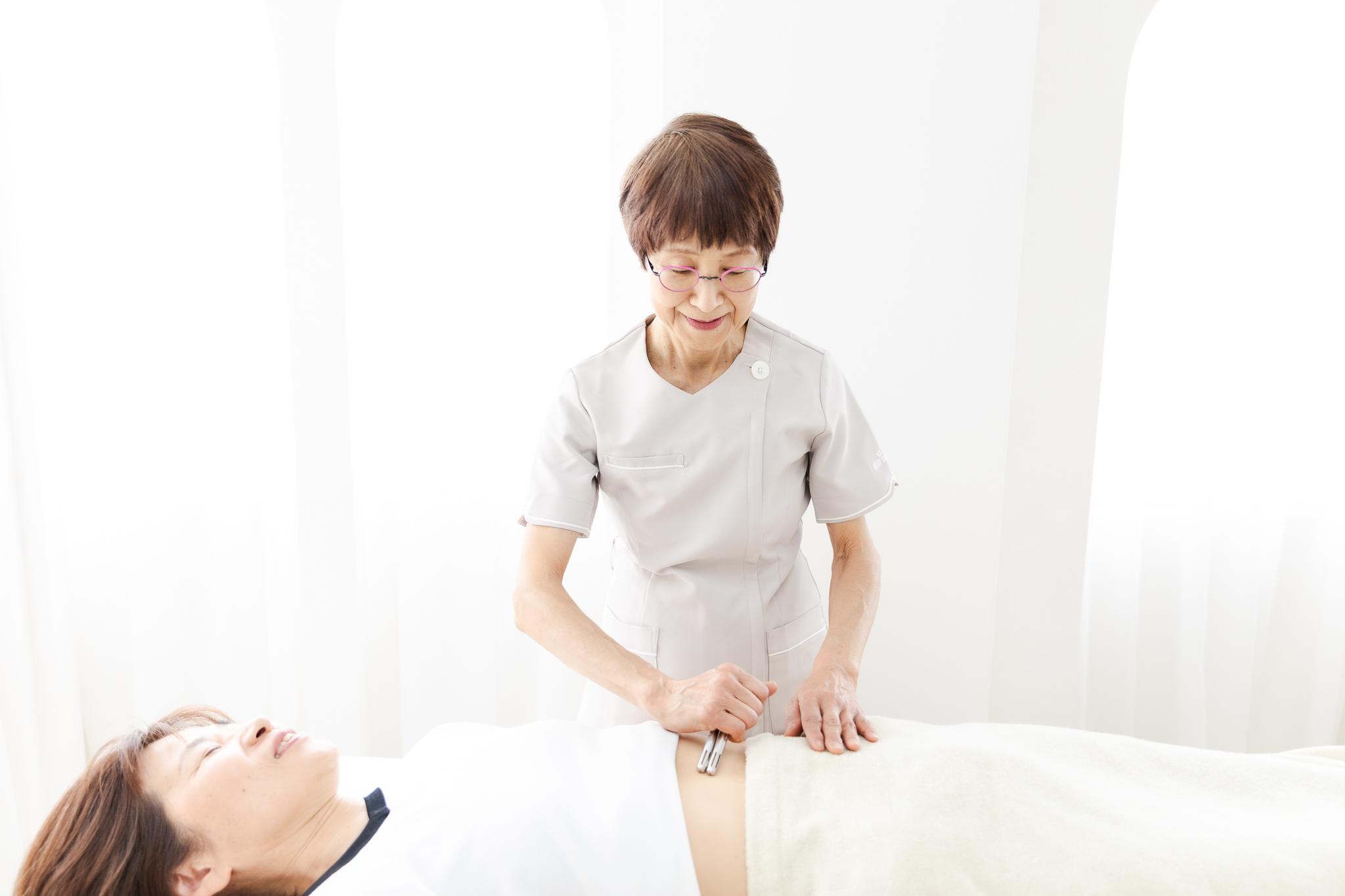 温熱療法：イトオテルミーサロン明日香代表・篠澤郁子　施術をしている