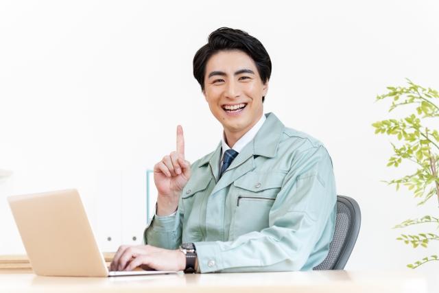 笑顔の作業服の男性