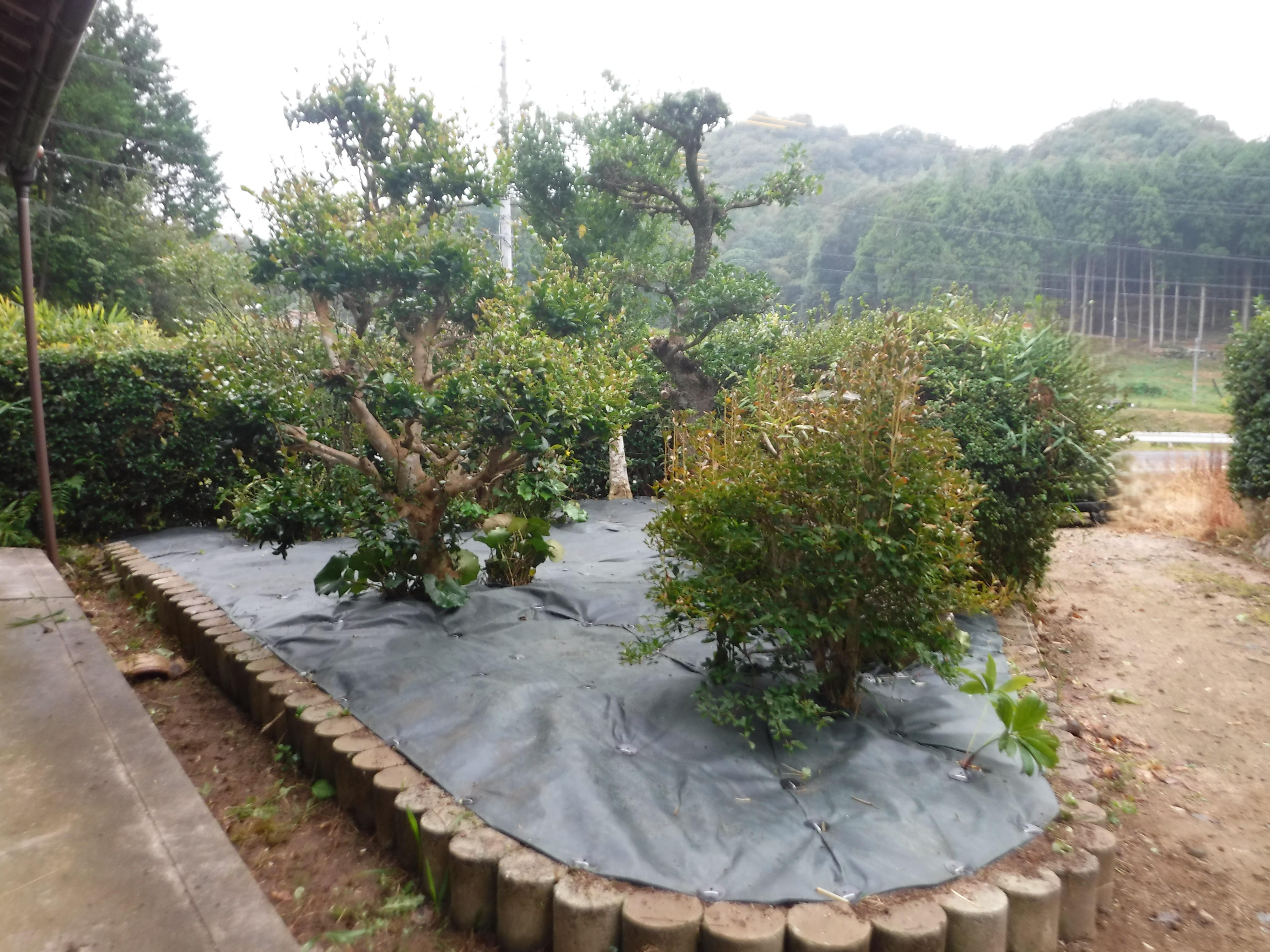 松江市　植木回りから雑草が生えないように防草シート設置