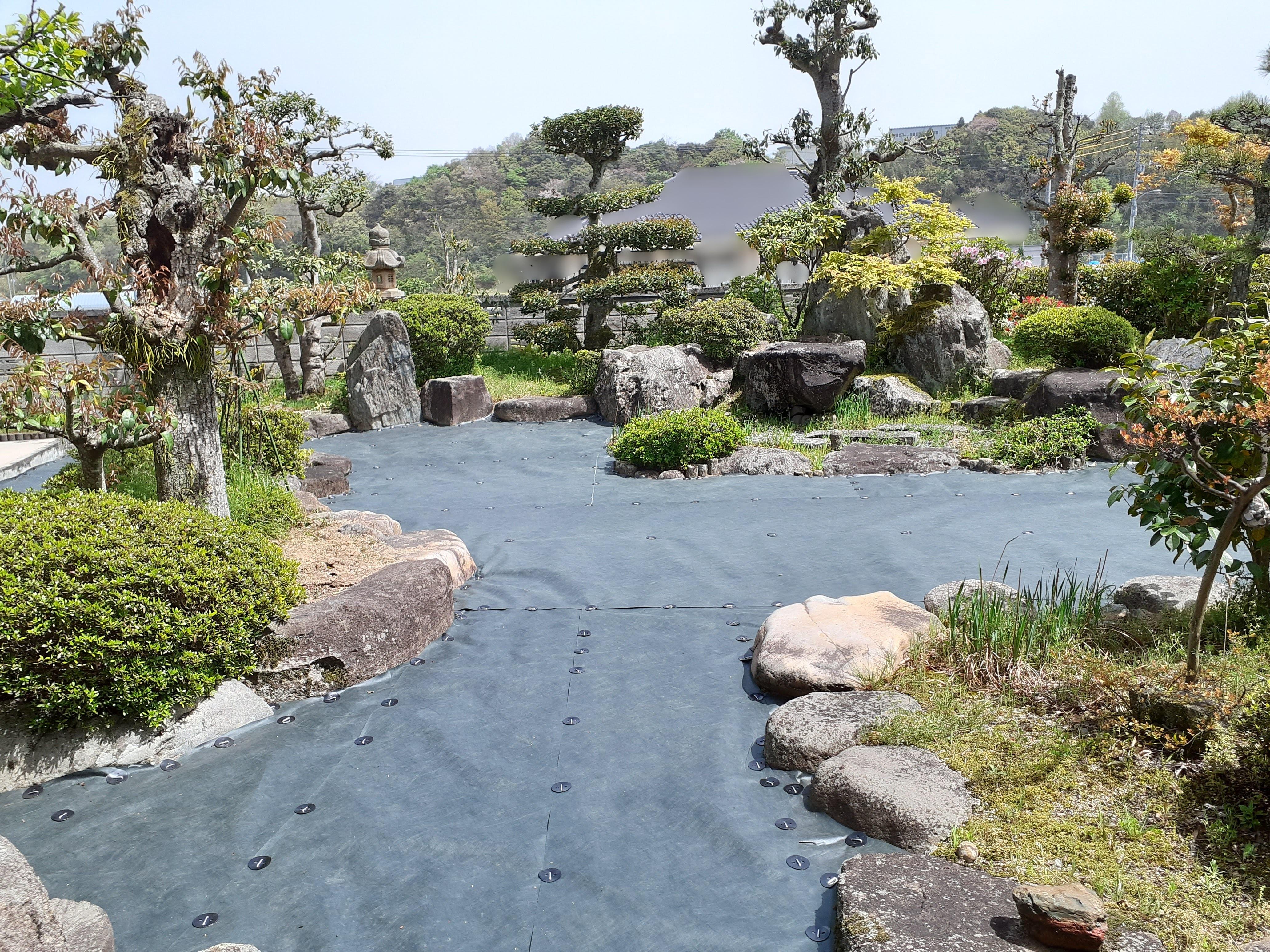 防草シートで雑草が生えないように防草工事した松江市の庭