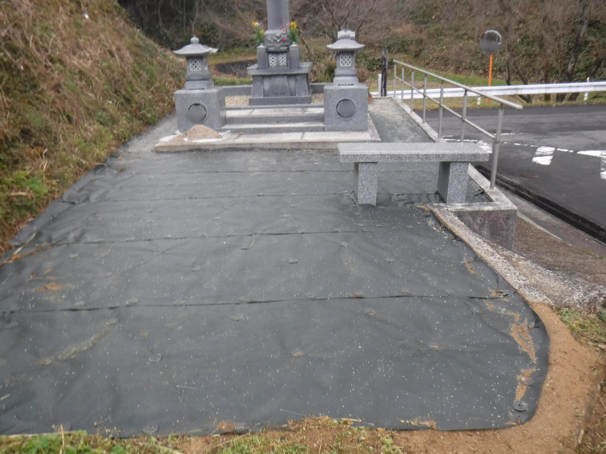 雲南市　防草シートを敷いてお墓周りの雑草対策