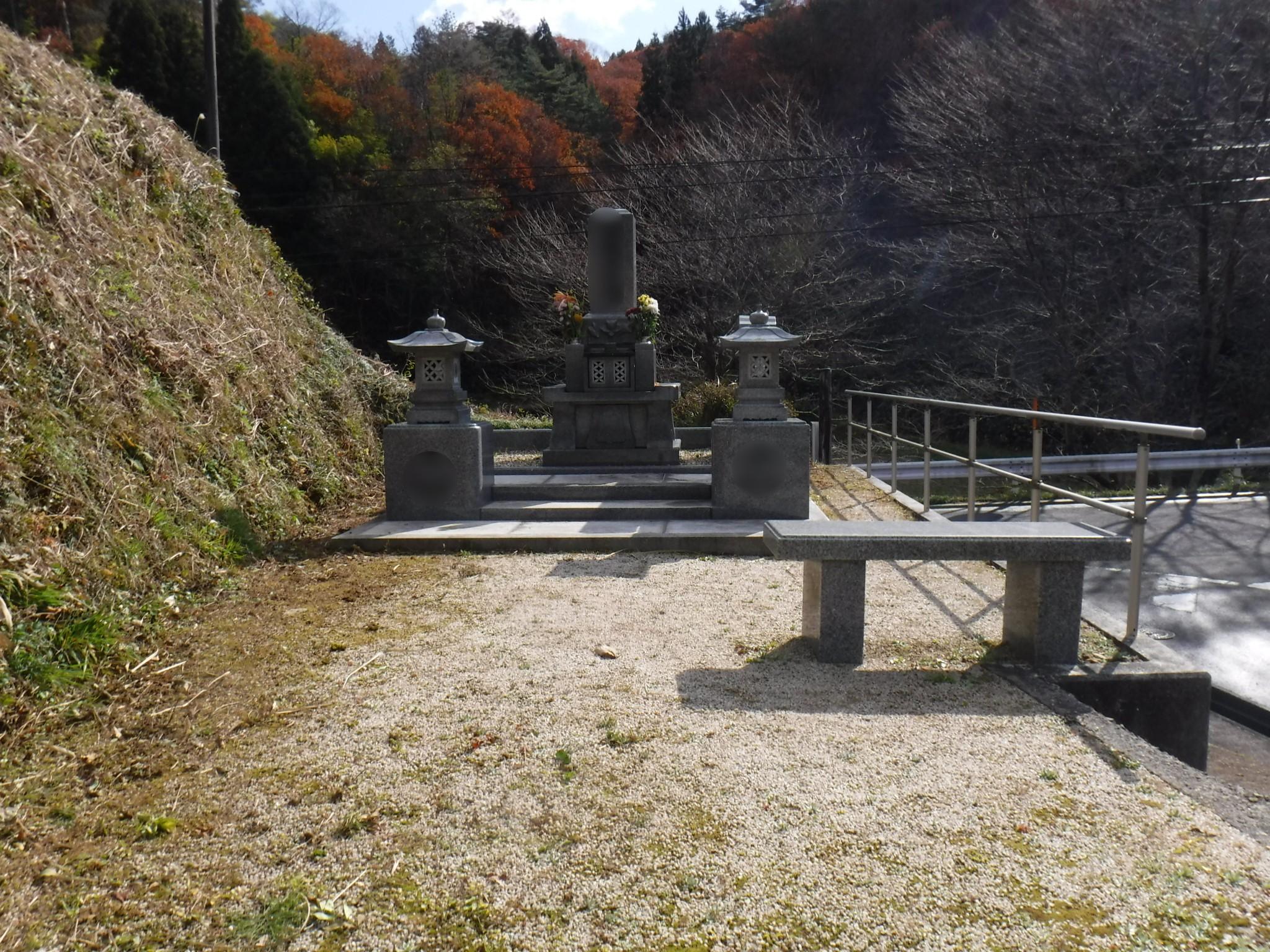 雲南市お墓で雑草が生えた状態