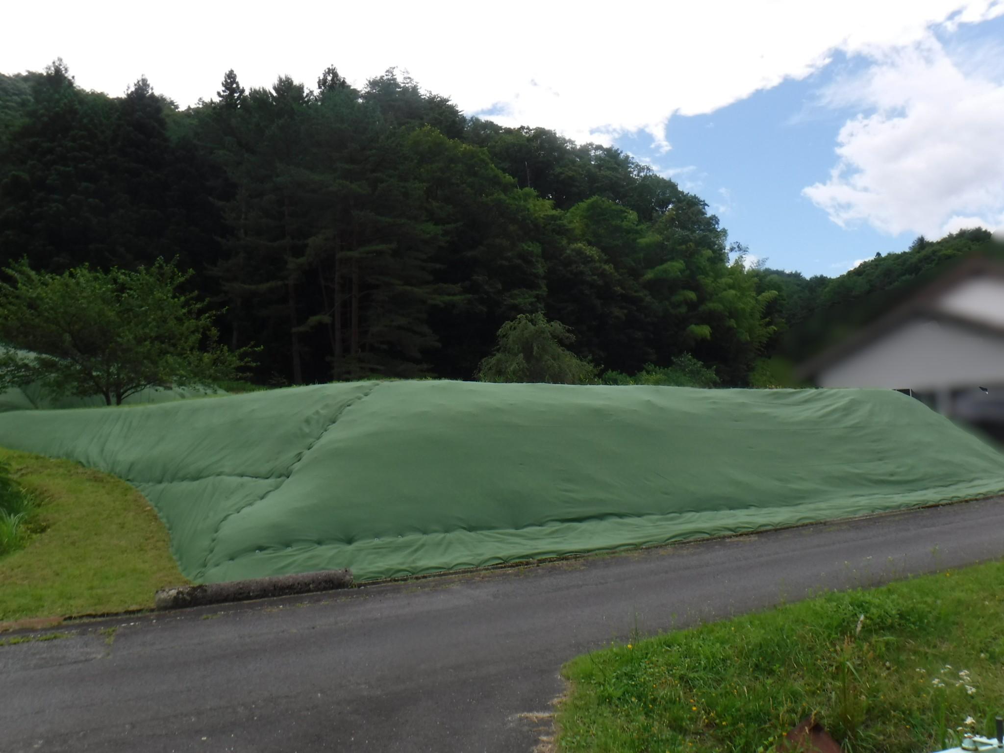 雑草制御ネットで雑草を生えないようにした雲南市の法面の様子