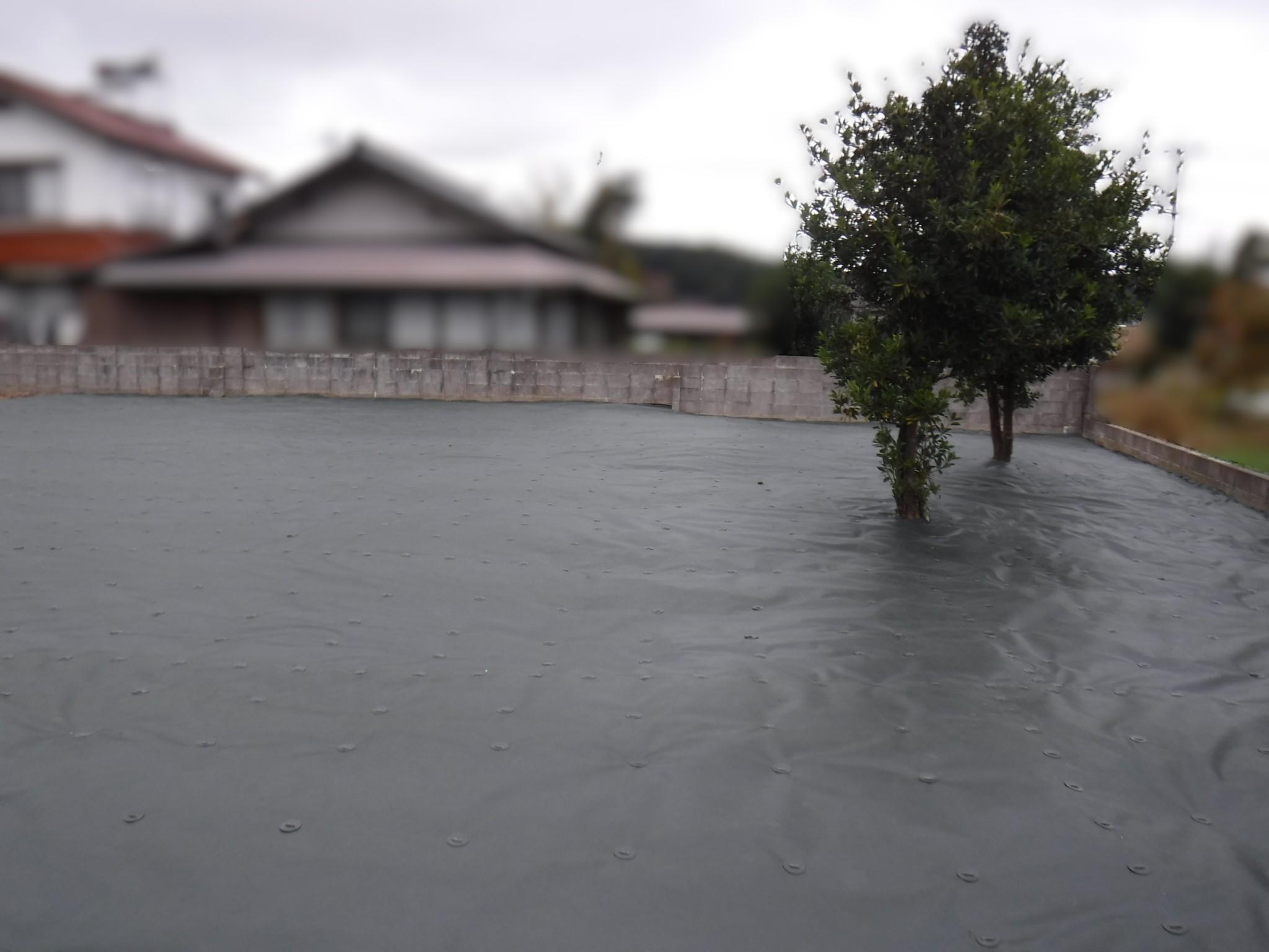 雲南市敷地全体を防草シートで雑草を生えるのを防ぐ