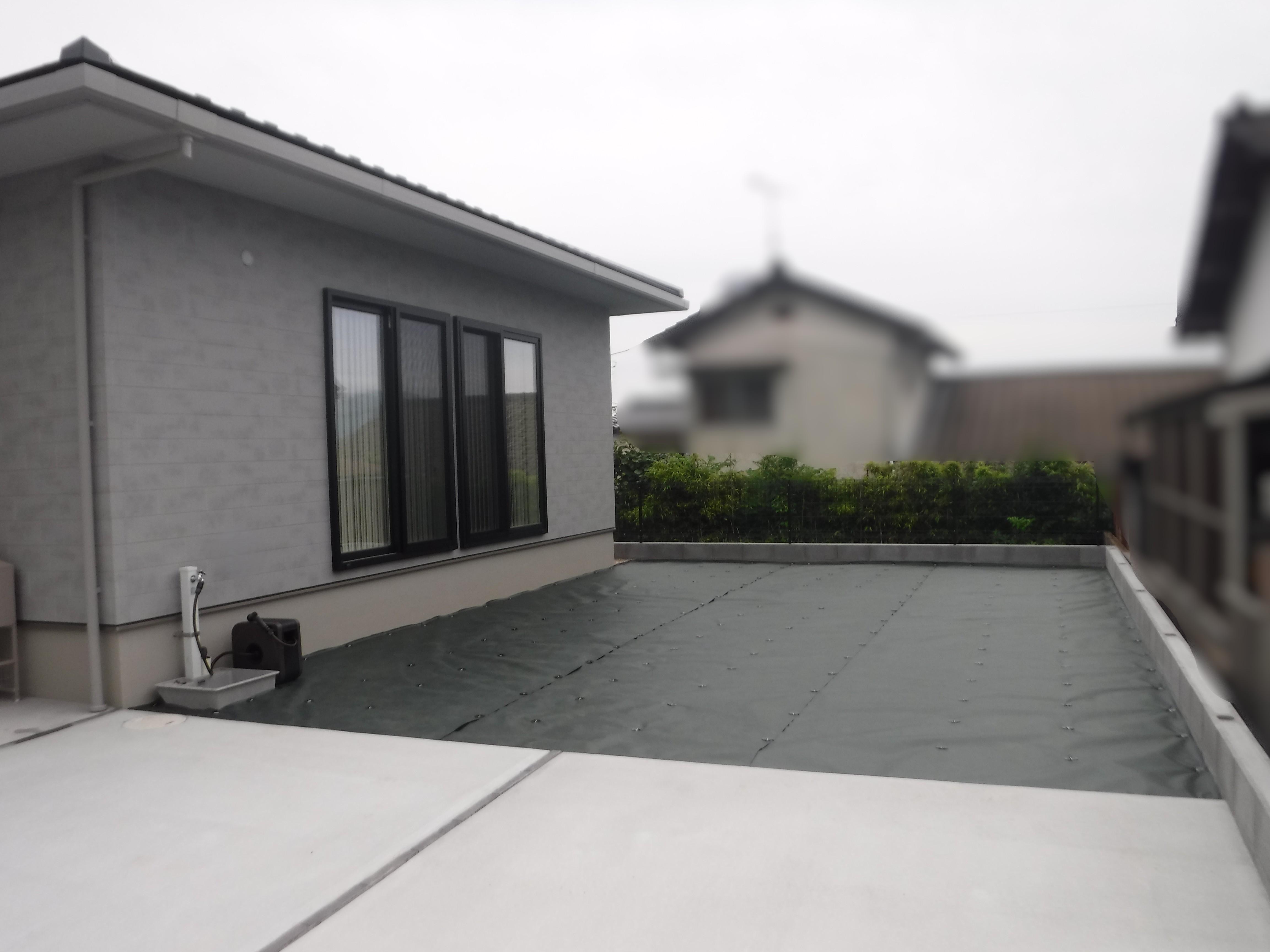 松江市のお庭で人工芝を敷く前に防草シートを施工