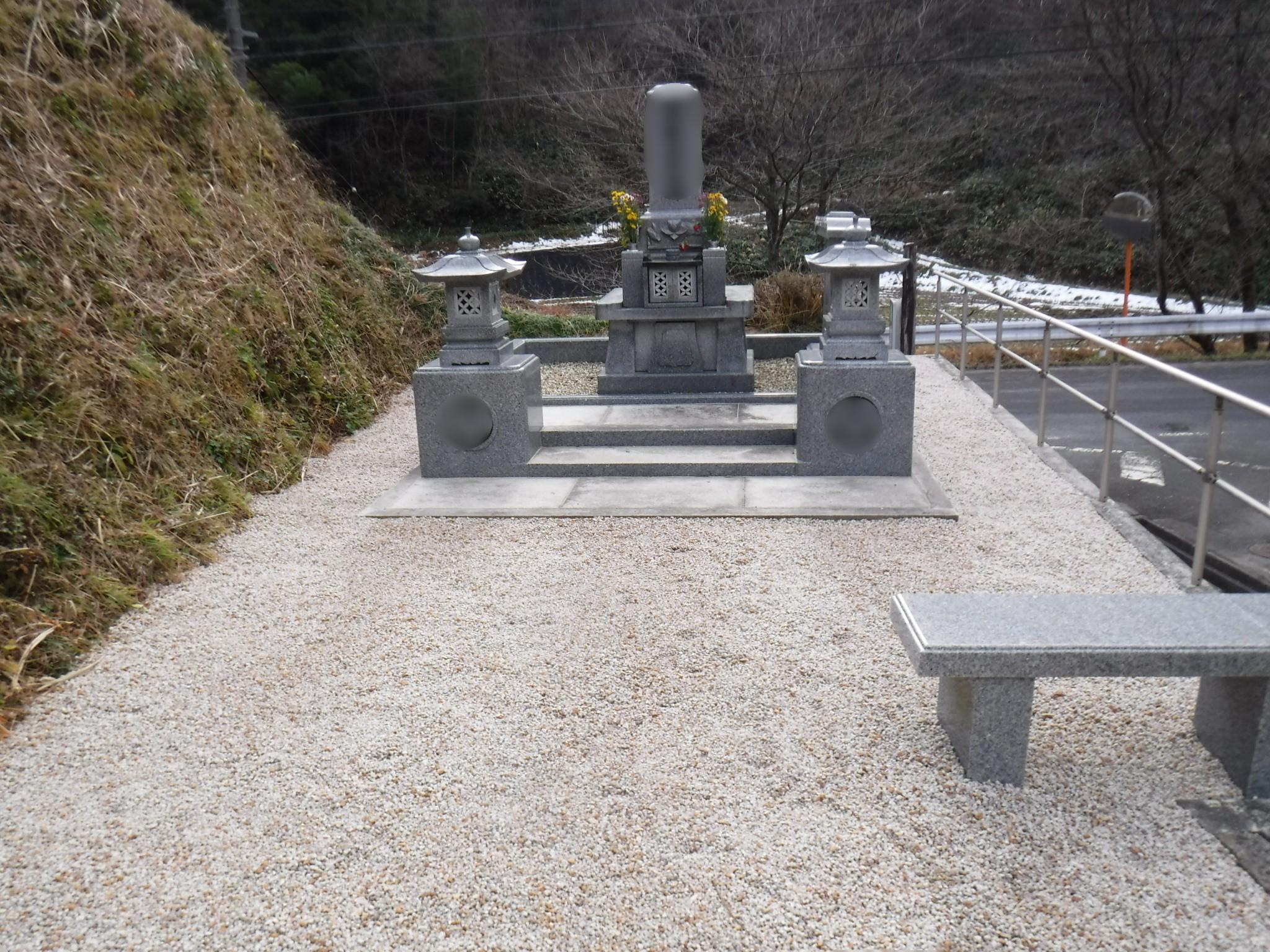 島根県雲南市のお墓周りを防草シートの上に砂利敷設