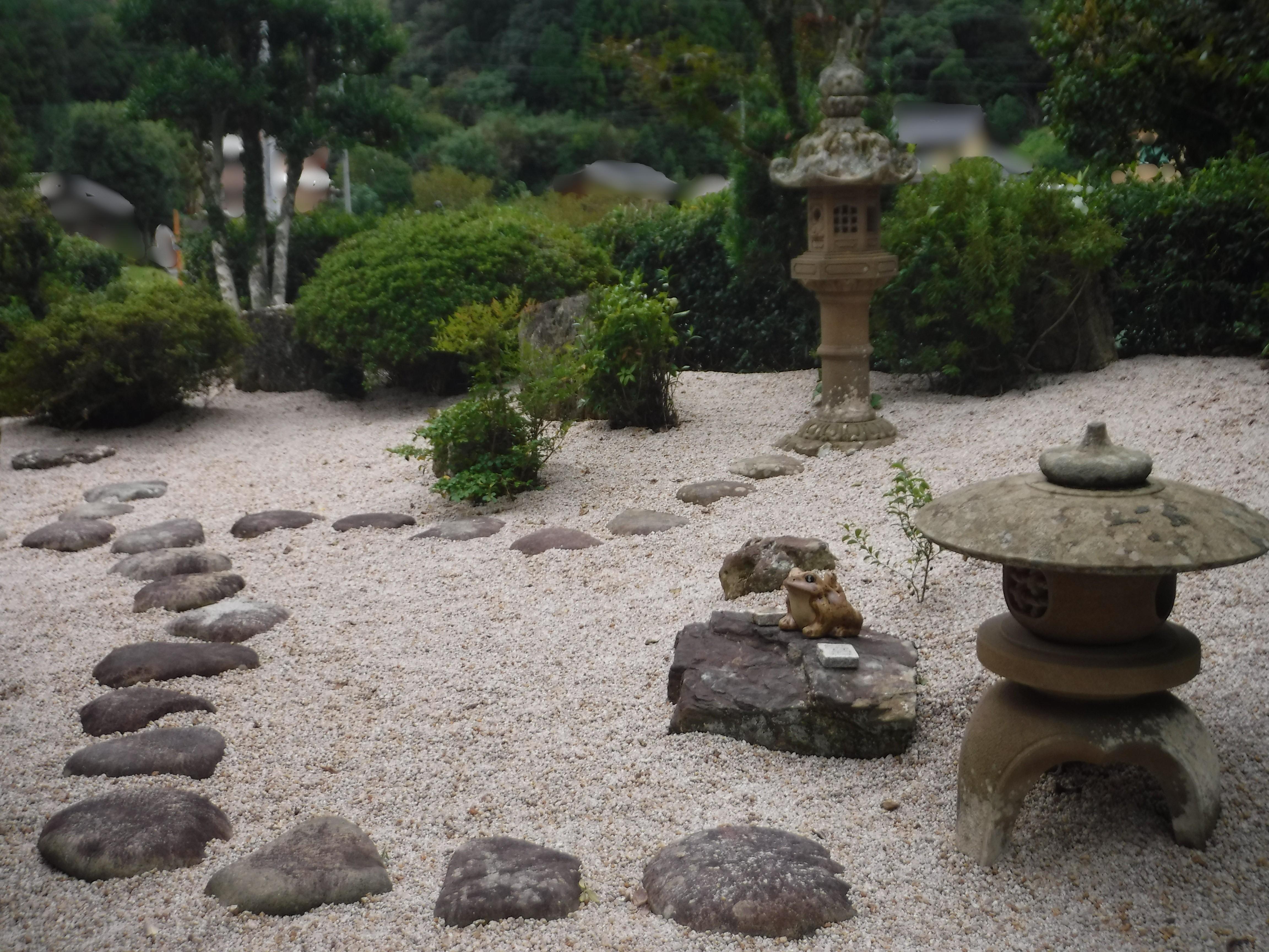 松江市の庭を砂利敷で防草対策