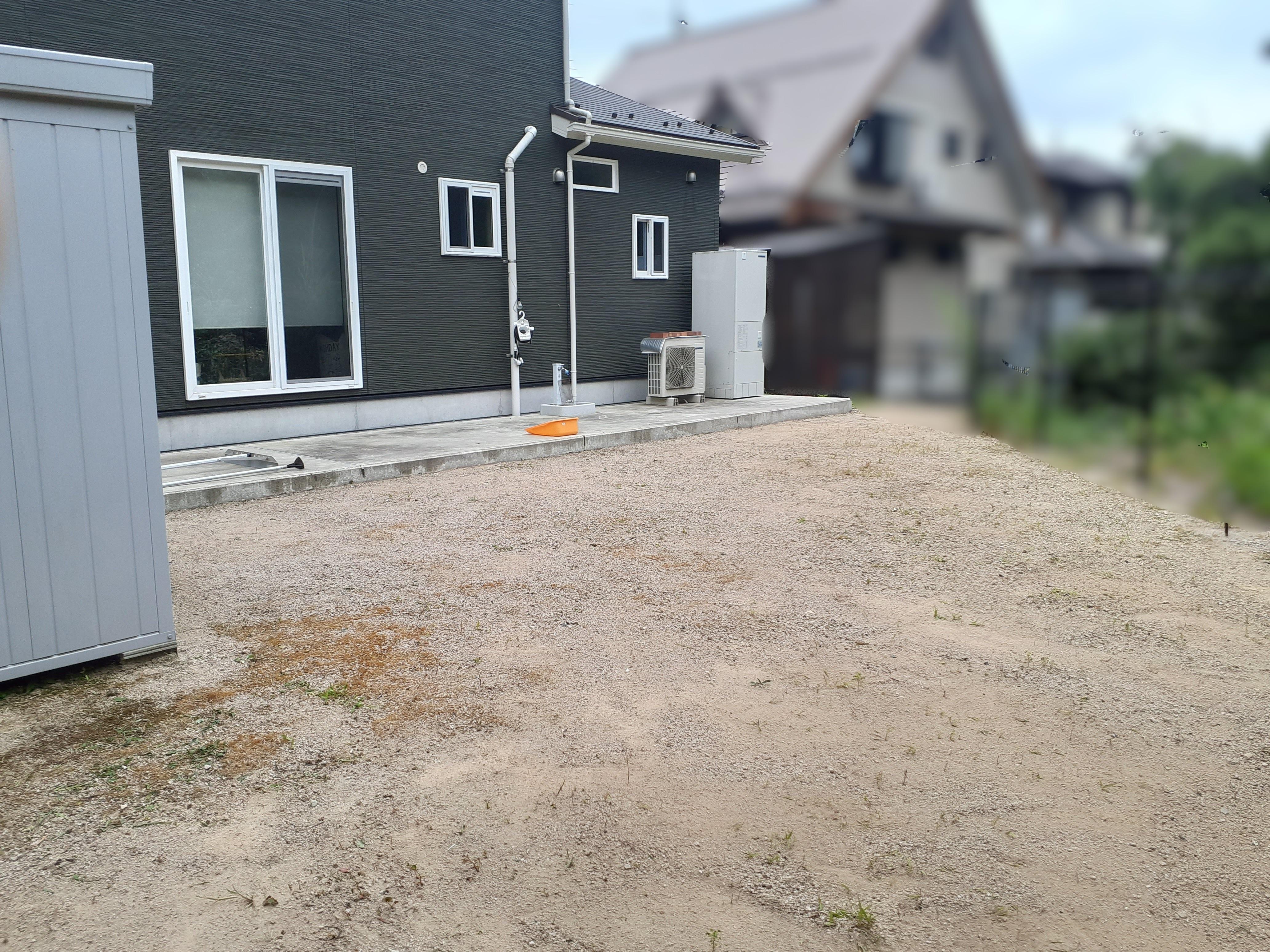 庭の草を全部取り除いた松江に庭