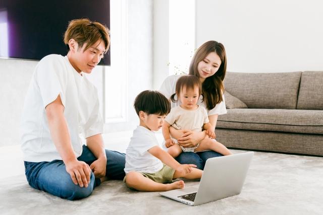 家族で動画を視聴する風景