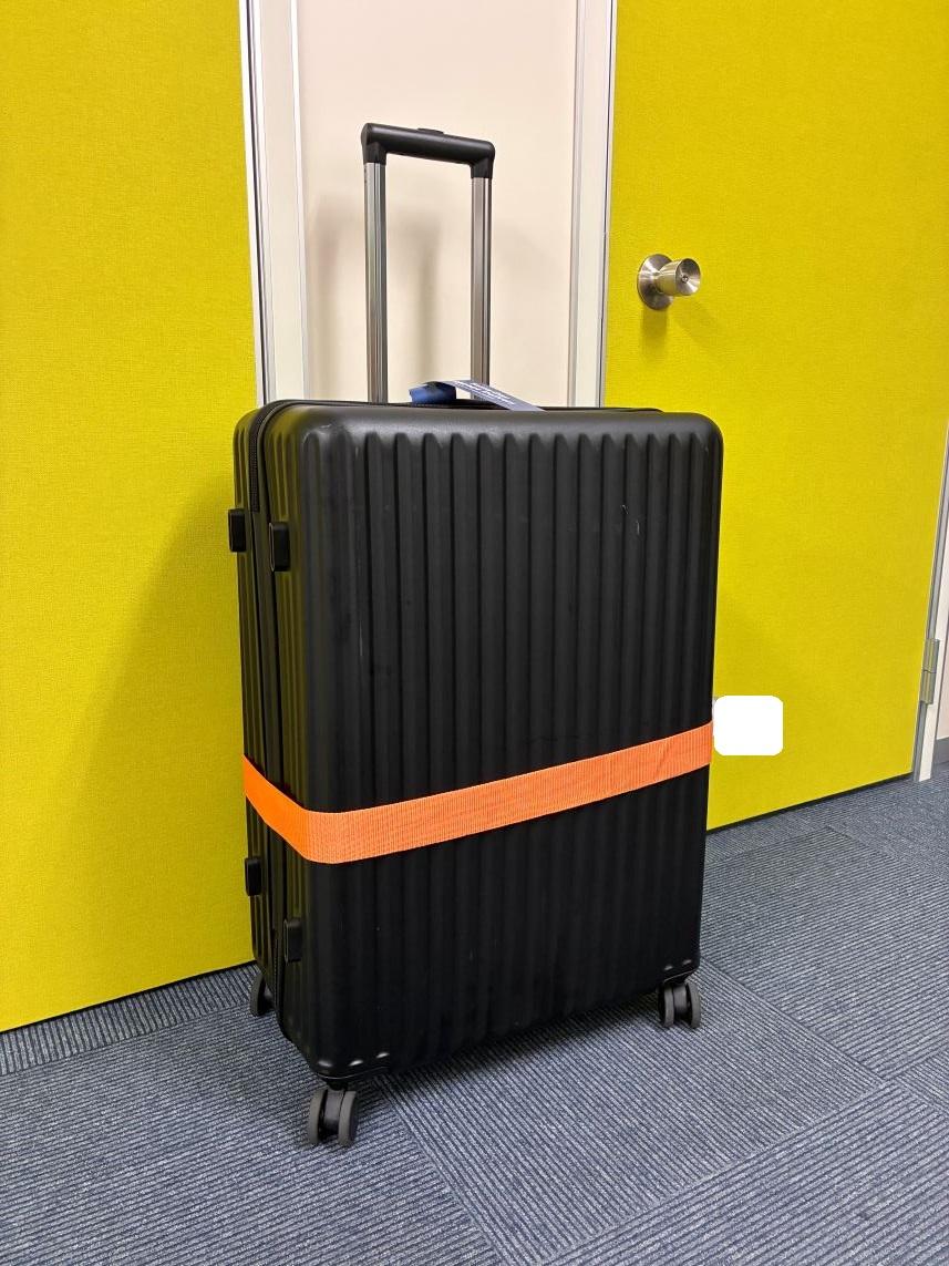 Swiss traveler using luggage delivery service in Osaka