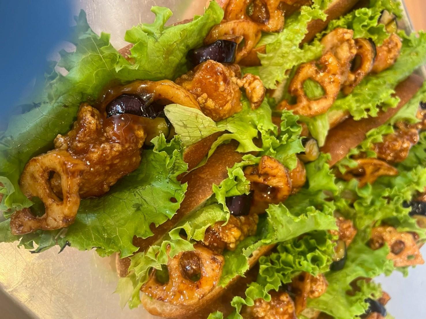 コロンバージュのナスとレンコンと鶏肉の甘酢あんコッペ