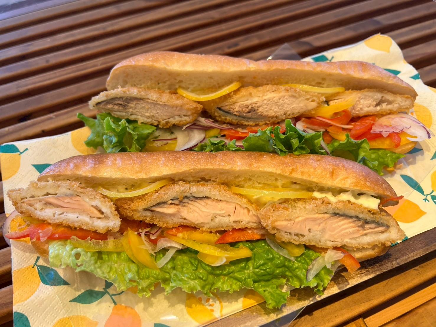 コロンバージュの肉厚サーモンフライとレモンタルタルのカスクートサンド