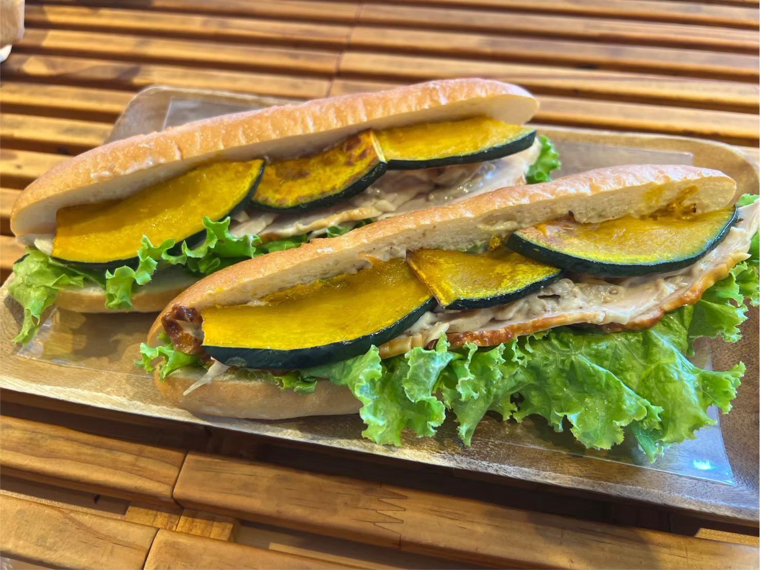 コロンバージュのローストチキンとごぼうサラダのカスクートサンド