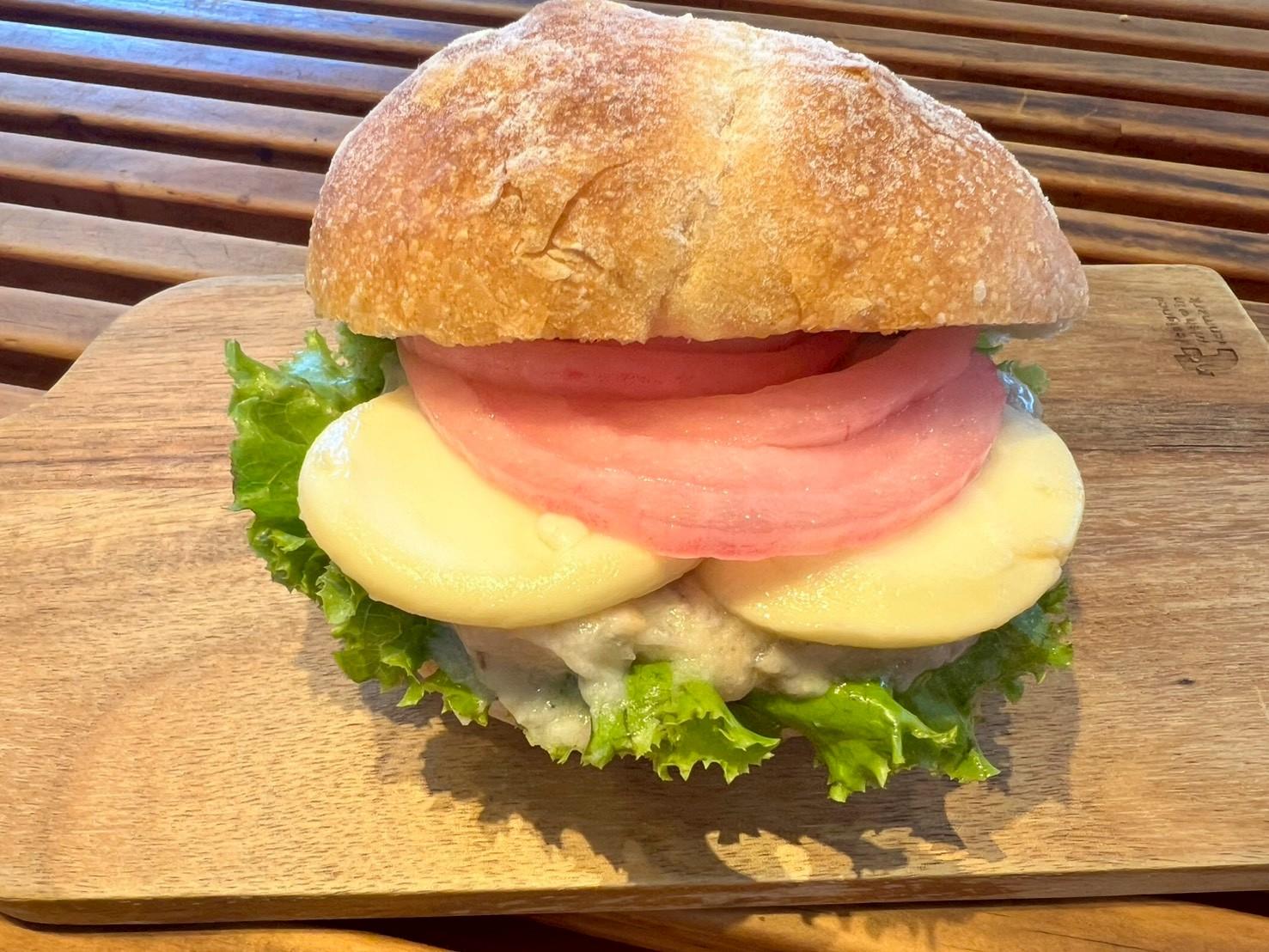 コロンバージュの和だしモッツアレラのサバサンド