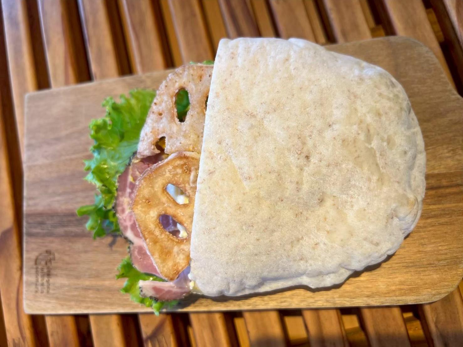 コロンバージュのカボチャとペッパーハムのピタサンド