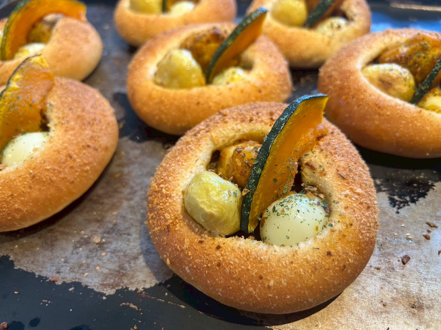 コロンバージュのつくねとうずらの焼きカレーパン