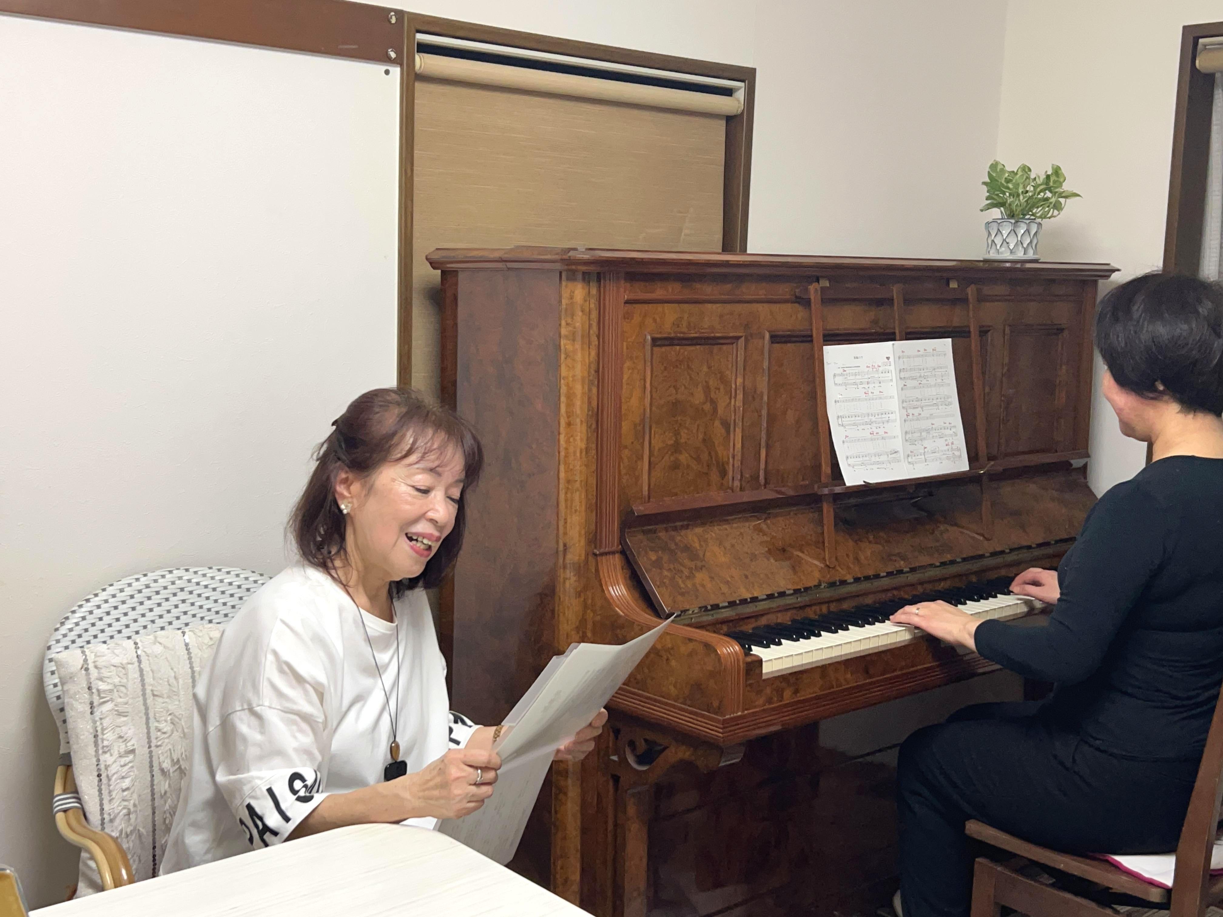 自宅でピアノ演奏しているイメージ画像