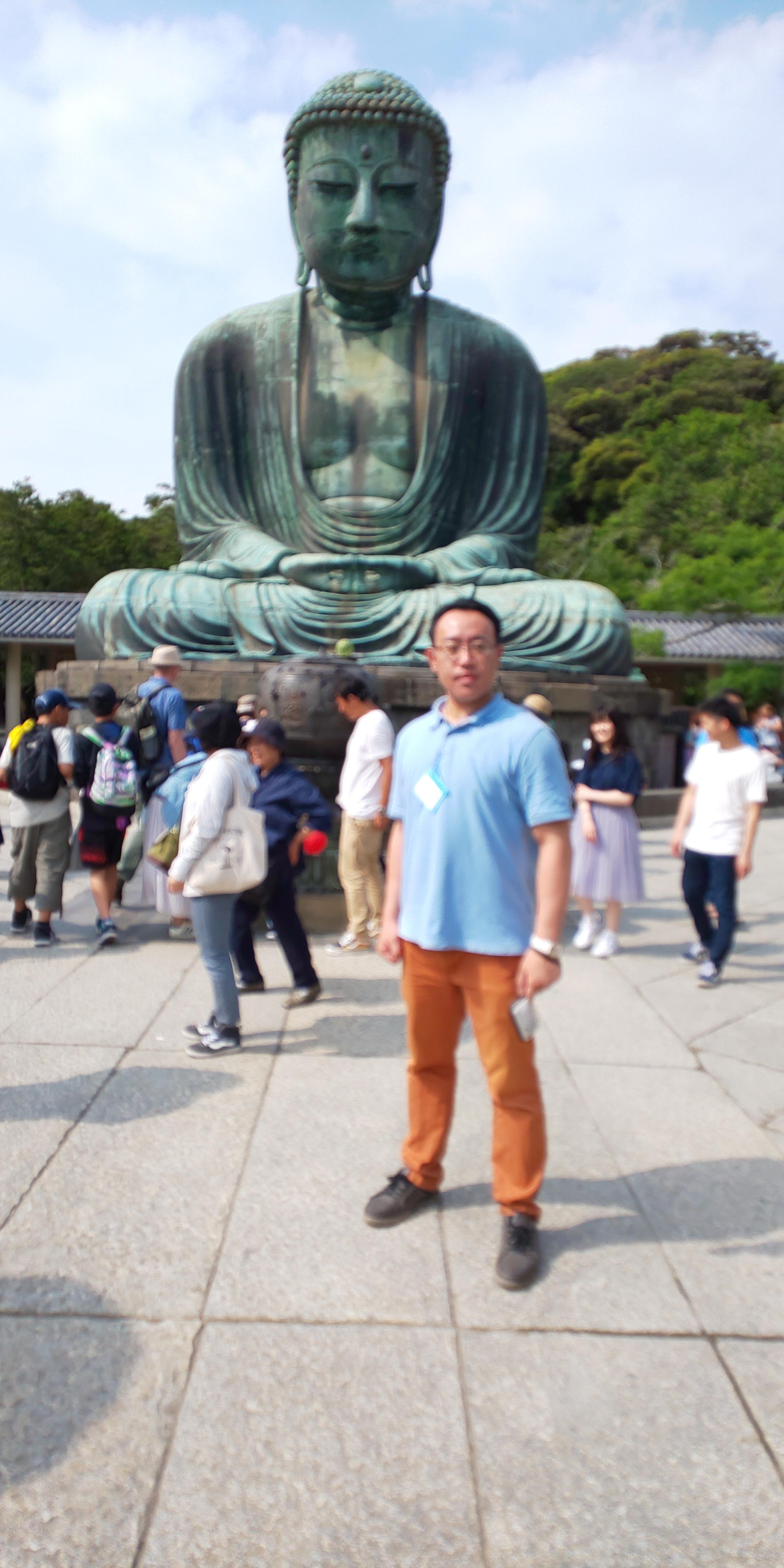 鎌倉の大仏様前で立つ合気道覇天会藤崎天敬師範