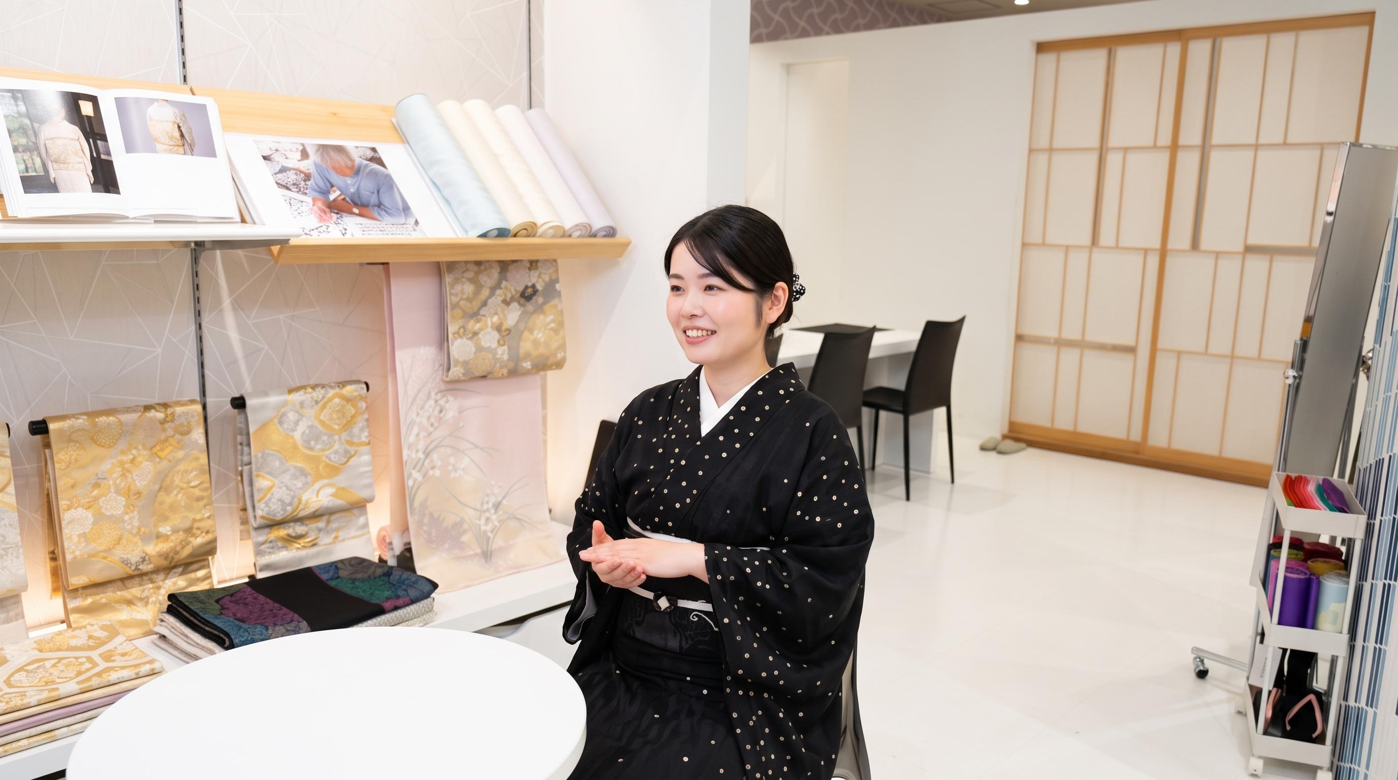後輩の接客をフォローする様子