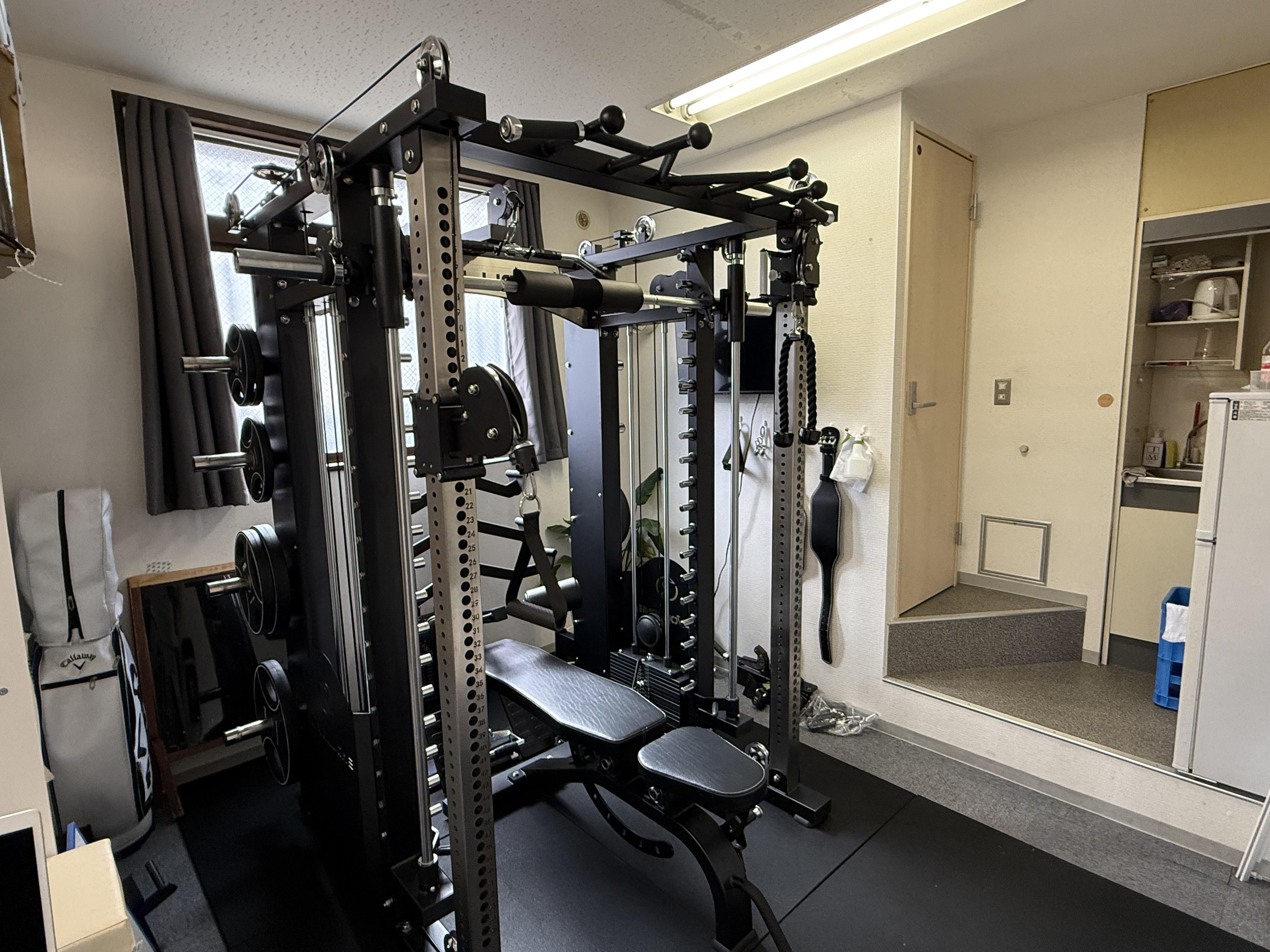 ゴルフのフォームを調整する女性